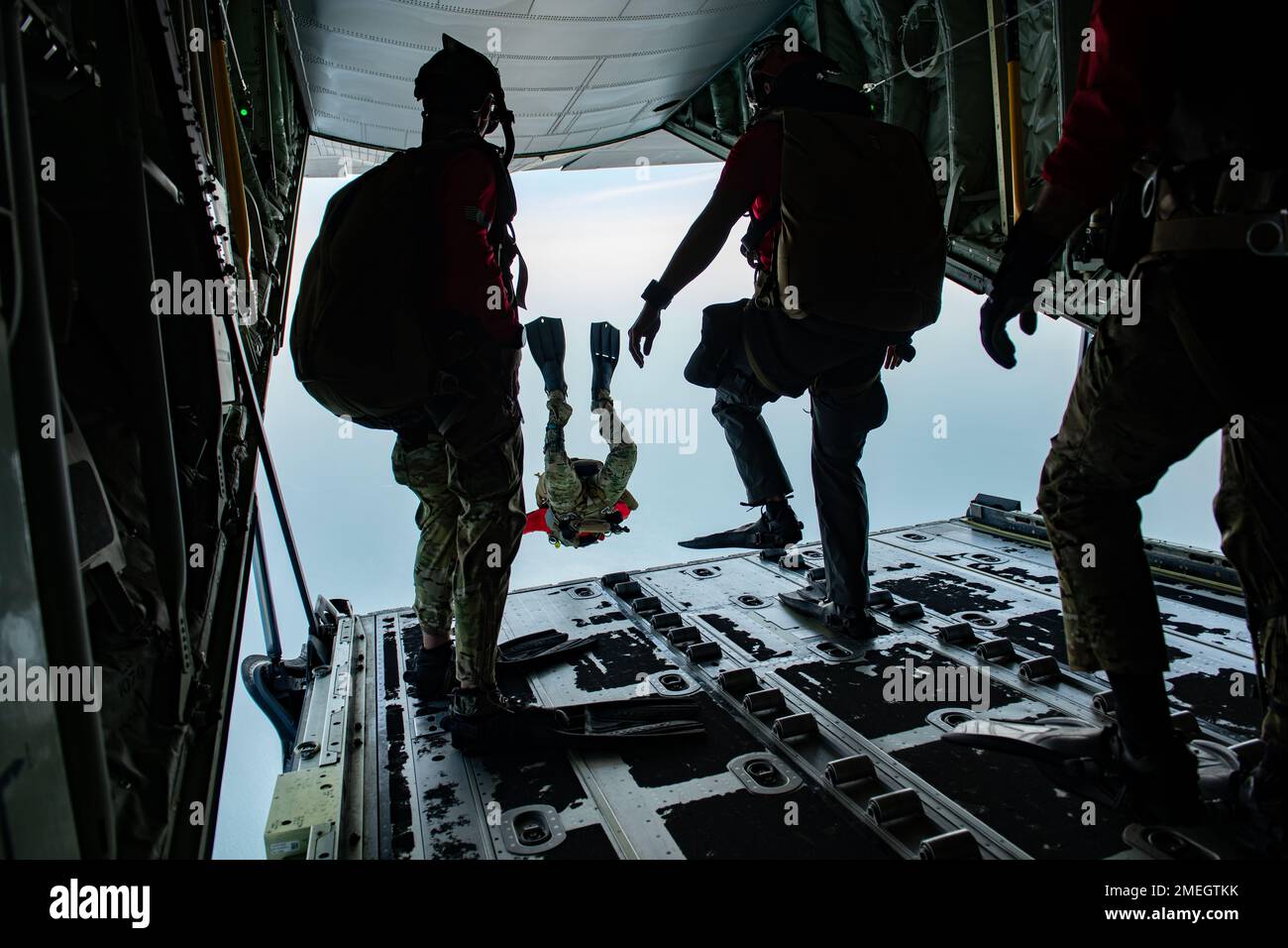 Parasalvemen assegnato al 38th Rescue Squadron salto dal retro di un C-130J Super Hercules per le operazioni di recupero del personale in acqua durante l'esercizio Pacific Angel, vicino Kuantan Air base, Malesia, 17 agosto 2022. L'obiettivo era quello di raggiungere un Rigging Alternate Method Boat, o RAMB, che è un'imbarcazione da combattimento sgonfia che può essere fatta cadere dal paracadute in acqua e gonfiata all'atterraggio. Foto Stock