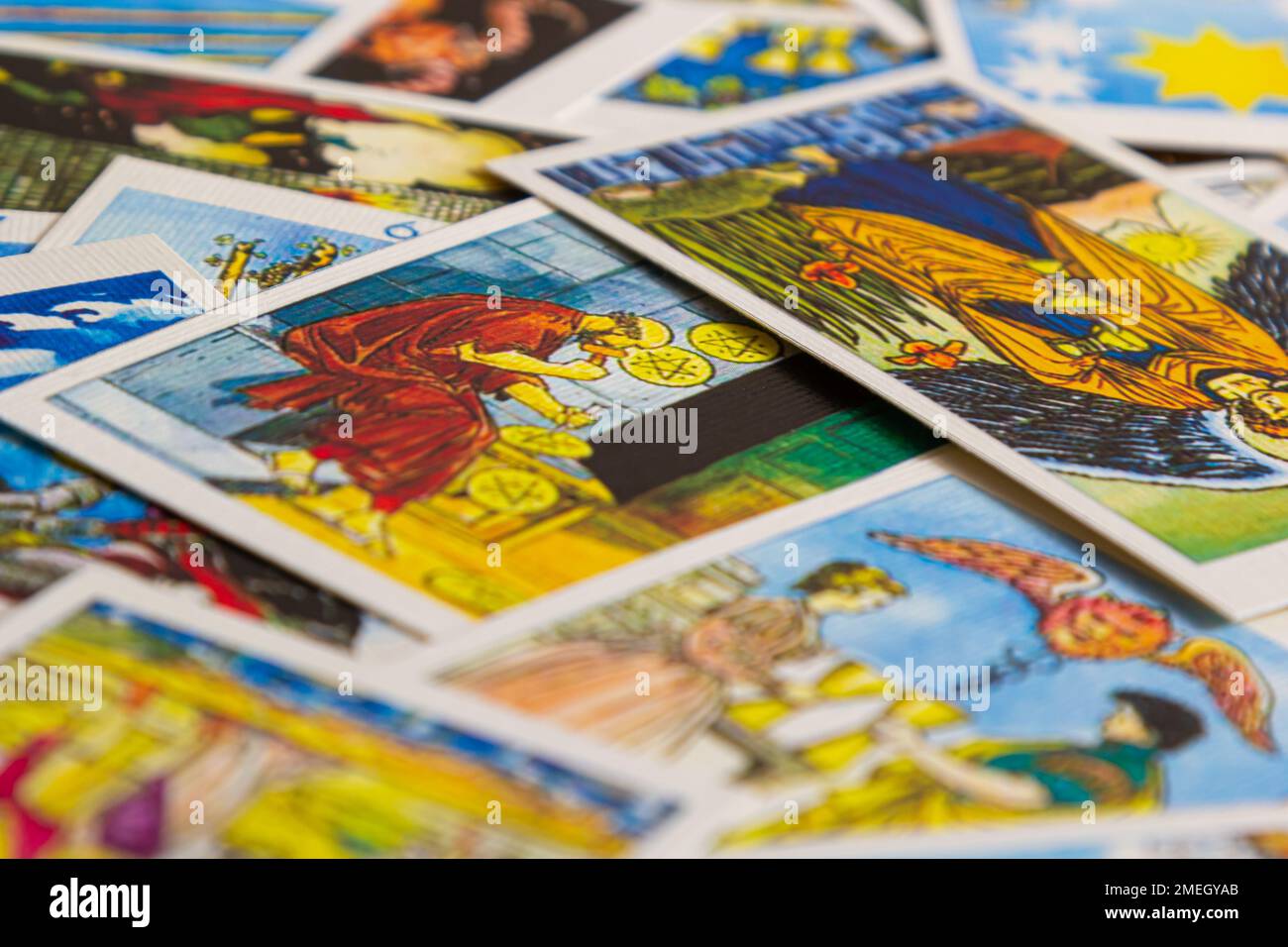 Sfondo con mucchio di carte tarocchi, il mazzo arcana maggiore. Fortuna che dice seance o rituale magico nero. Spaventate la vita ferma con occulto ed esoteri Foto Stock