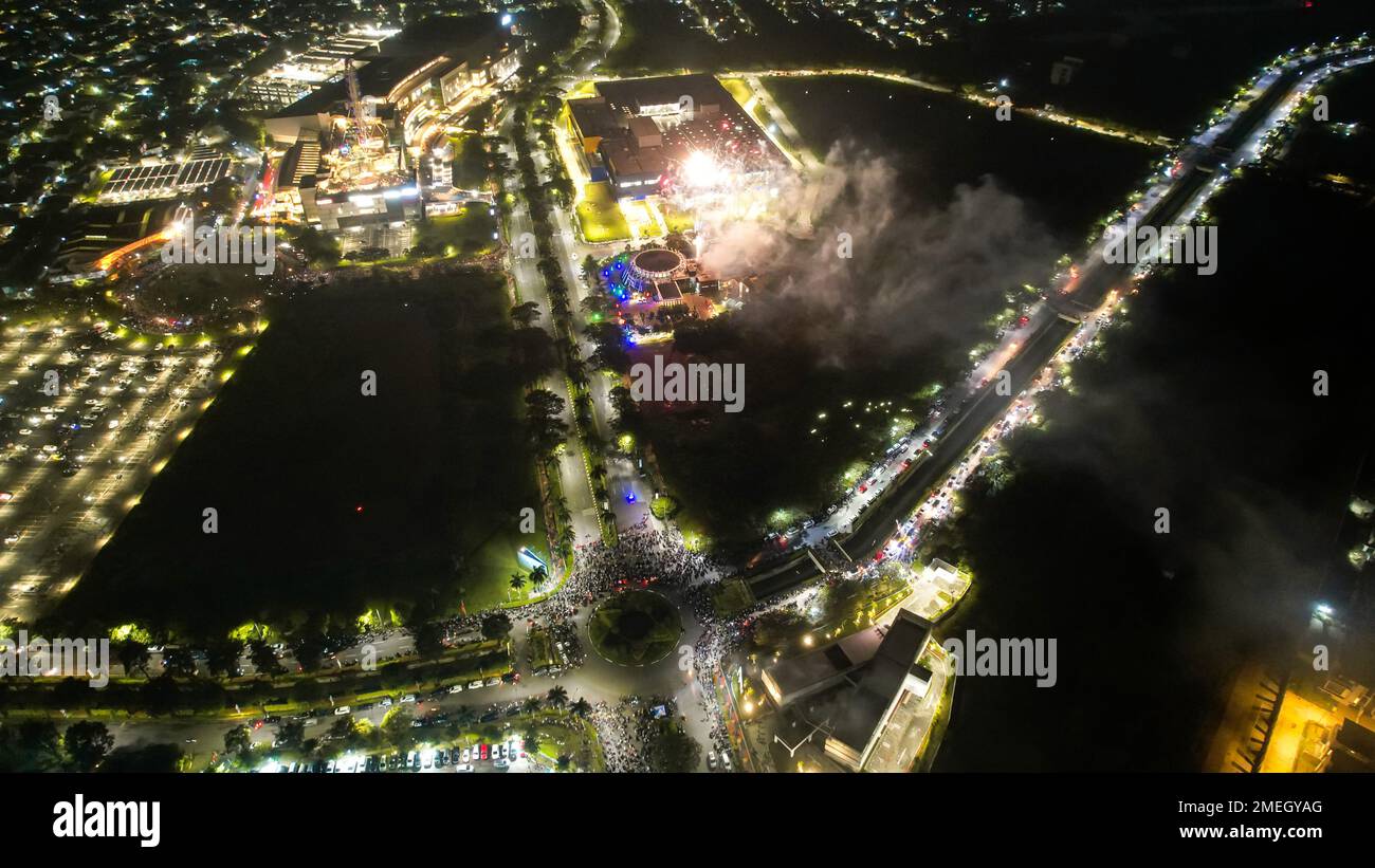 Tutta la città di giacarta celebra il Capodanno o qualsiasi evento nazionale con fantastici fuochi d'artificio multicolore. Giacarta, Indonesia, 24 gennaio 2023 Foto Stock