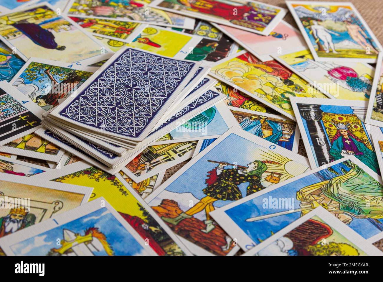 Sfondo con mucchio di carte tarocchi, il mazzo arcana maggiore. Fortuna che dice seance o rituale magico nero. Spaventate la vita ferma con occulto ed esoteri Foto Stock