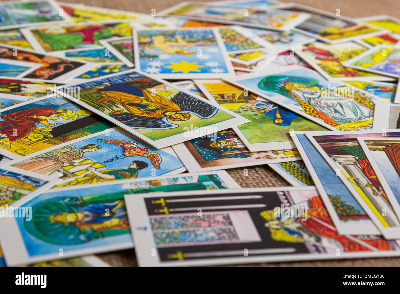 Sfondo con mucchio di carte tarocchi, il mazzo arcana maggiore. Fortuna che dice seance o rituale magico nero. Spaventate la vita ferma con occulto ed esoteri Foto Stock