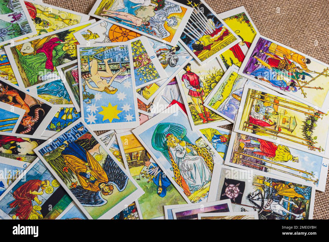 Sfondo con mucchio di carte tarocchi, il mazzo arcana maggiore. Fortuna che dice seance o rituale magico nero. Spaventate la vita ferma con occulto ed esoteri Foto Stock