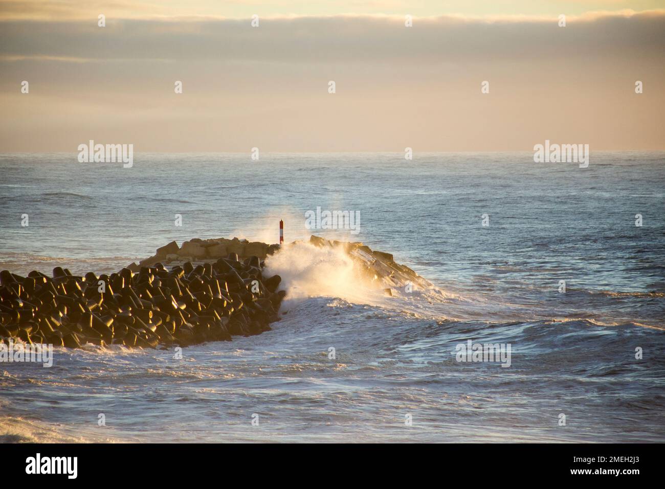 Ondas fortes arrebetam no quebra-mar do Pontão da Ericeira [onde forti si rompono sulla frana di Pontão da Ericeira] Ericeira - Mafra Portogallo Foto Stock