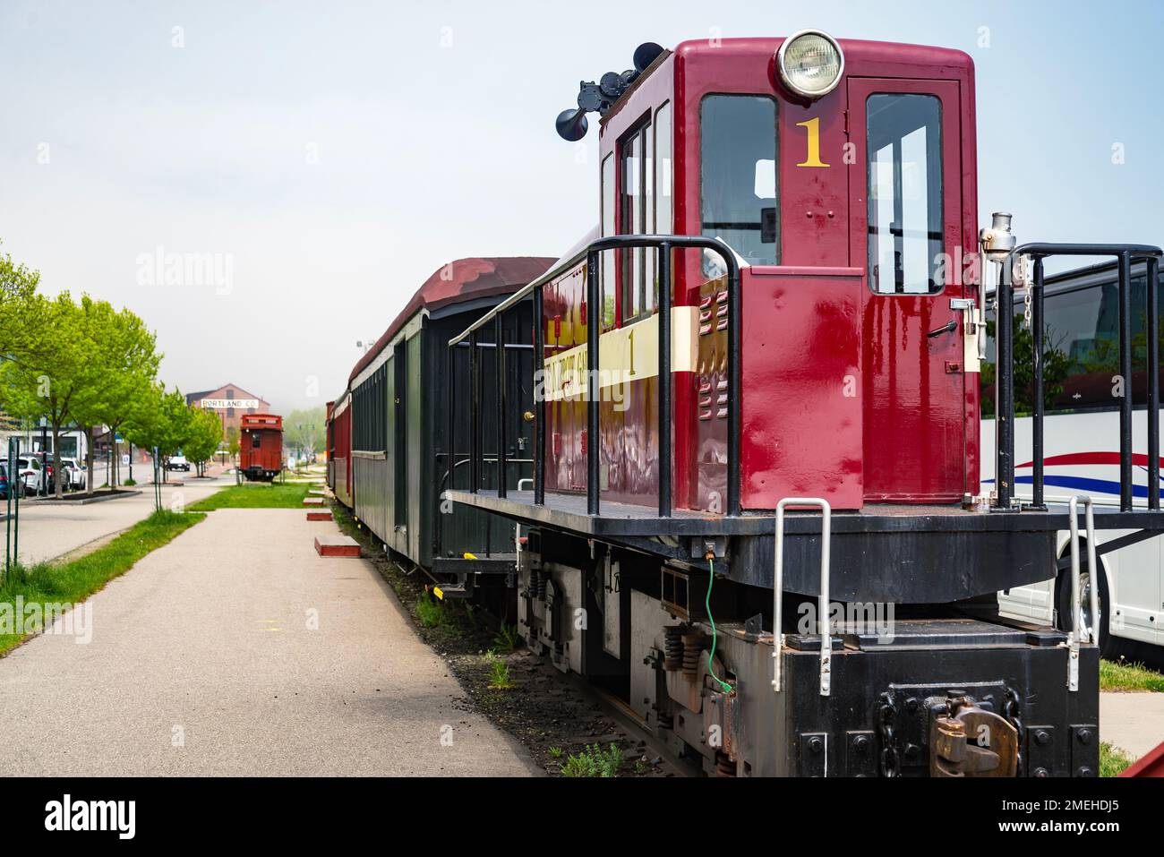Un viaggio estivo in treno sulla ferrovia a scartamento ridotto del Maine a Portland, ME. Foto Stock
