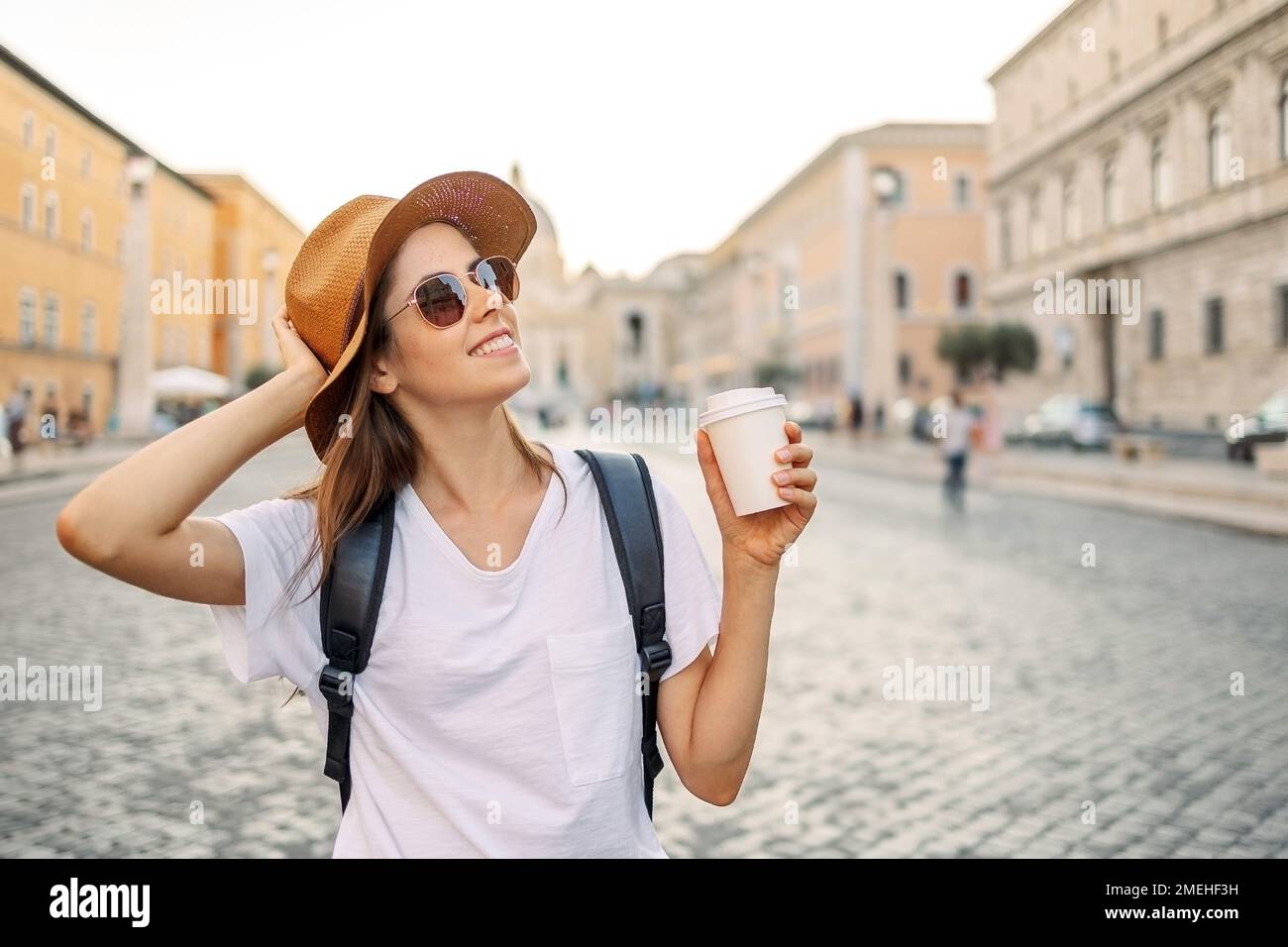 Felice giovane donna turistico bevande take away caffè a Roma, Italia. Giovane donna, in un cappello estivo, con delizioso gelato. Spazio per il testo Foto Stock