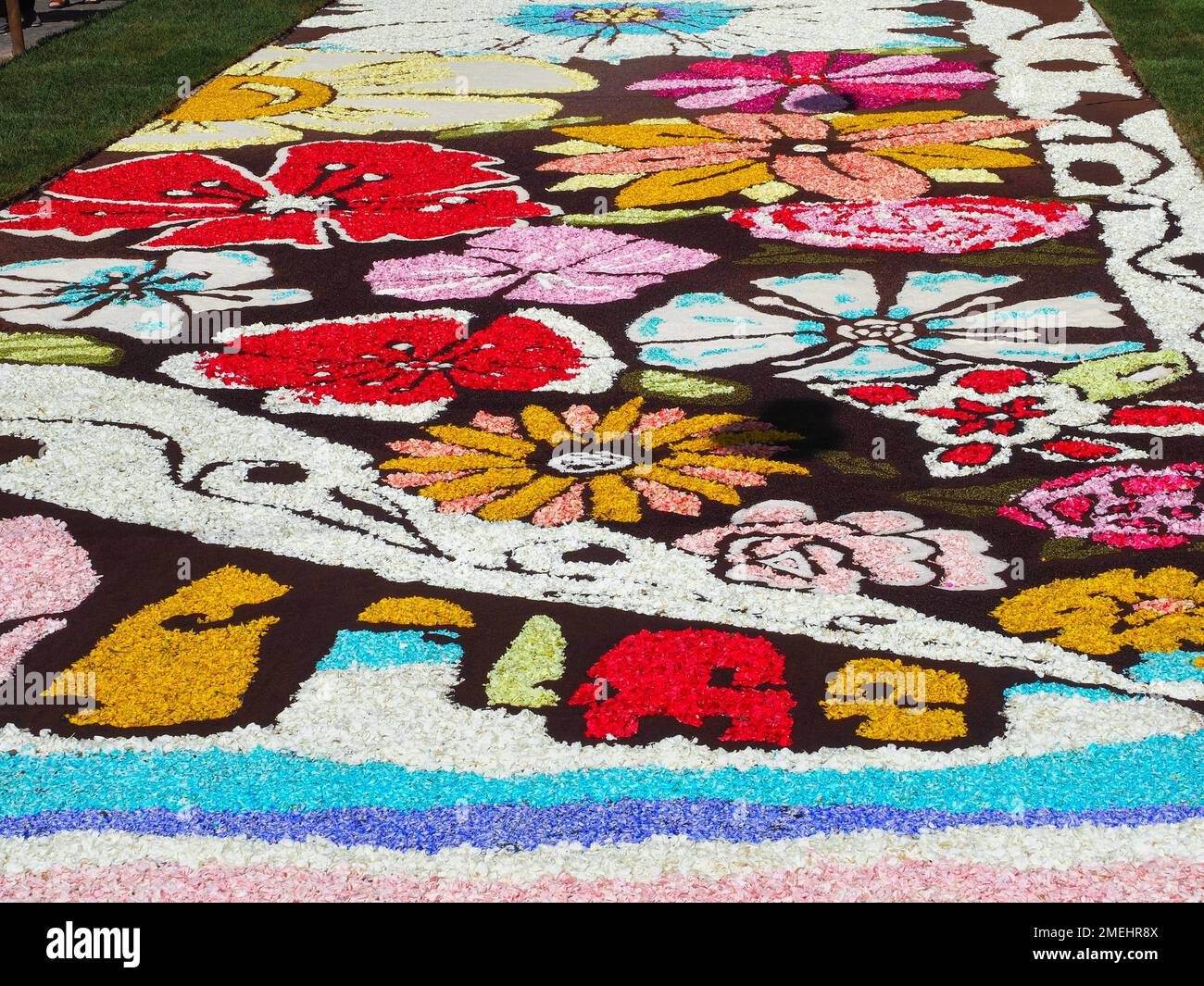 Tappeto artistico di petali per la strada italiana. 'Infiorata' o decorato con fiori Festival. Bella decorazione floreale, tappeto di fiori recisi. Foto Stock