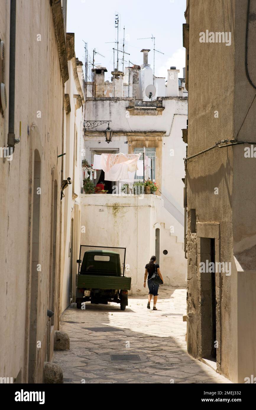 Una di tutte le stradine di Martina Franca con una macchina Piaggio Ape Foto Stock