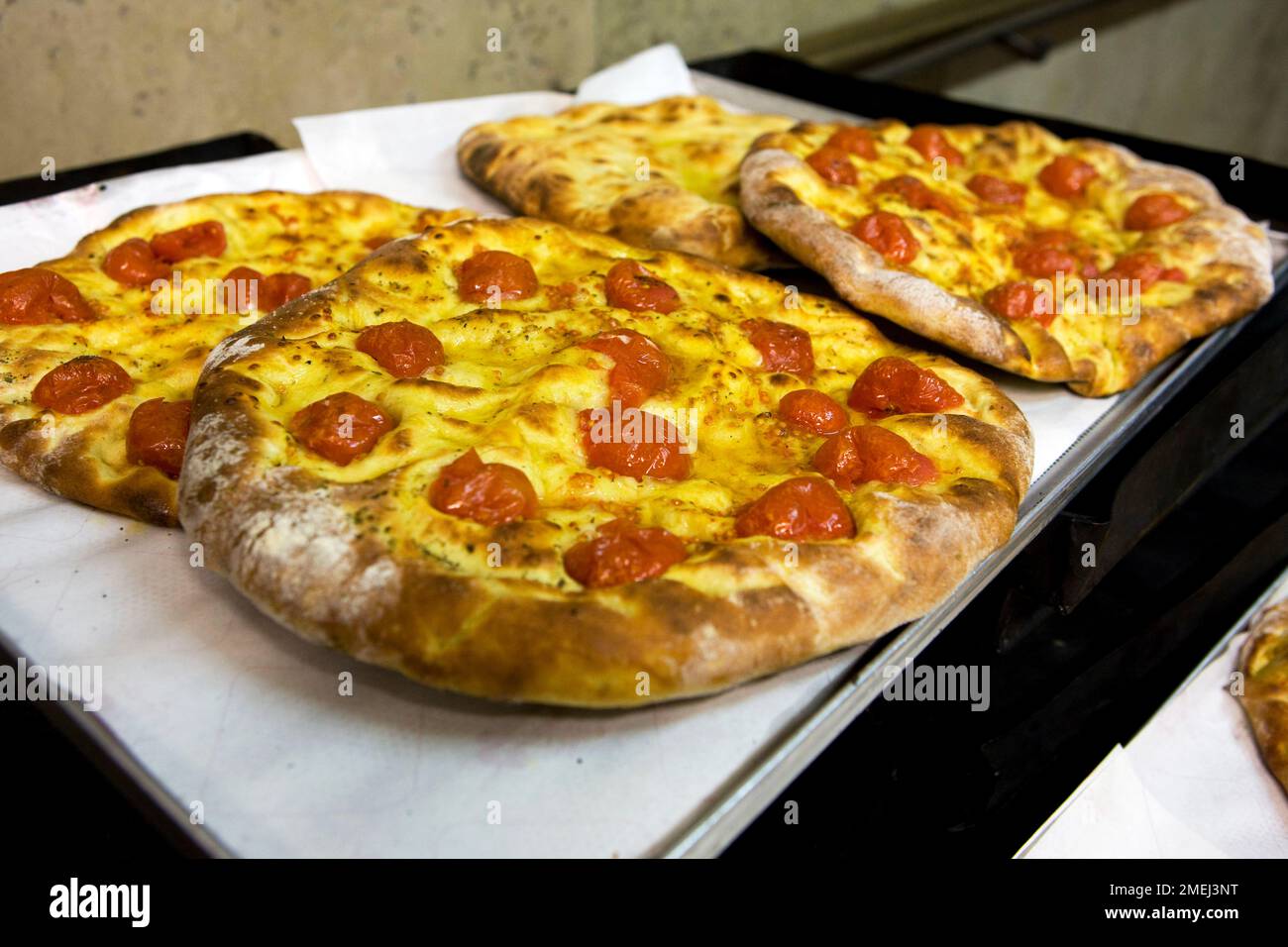 focaccia pronta al forno con pomodori Foto Stock