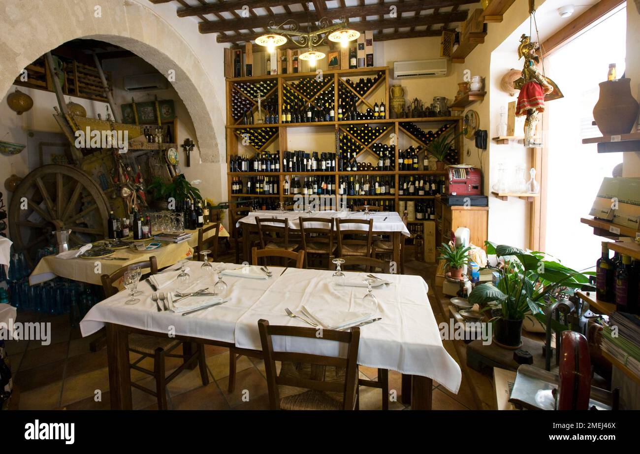 Il ristorante Trattoria Cantina Siciliana a Trapani, pesce spada con  pomodori, basilico, aglio e capris in olio d'oliva Foto stock - Alamy