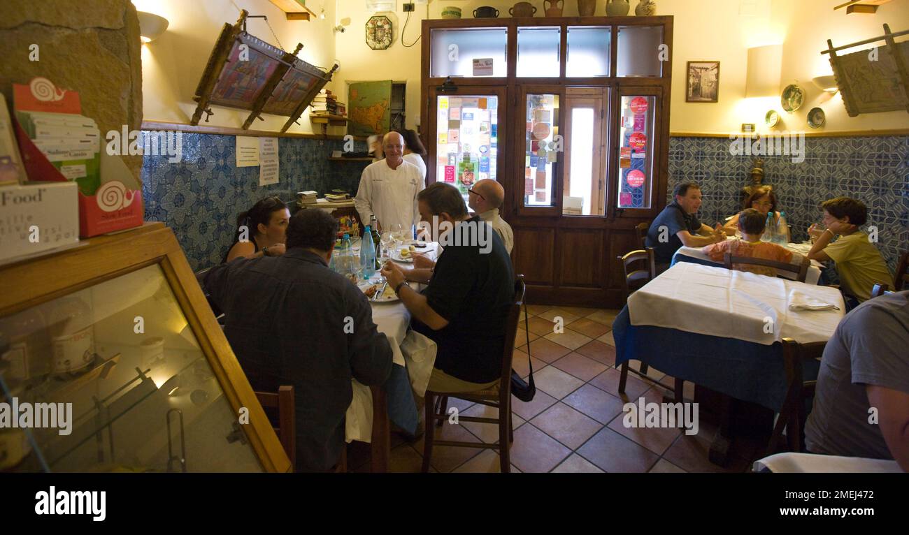 Il ristorante Trattoria Cantina Siciliana a Trapani, pesce spada con  pomodori, basilico, aglio e capris in olio d'oliva Foto stock - Alamy