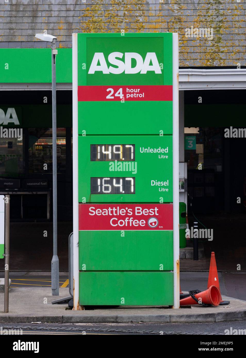Brighton UK 24th gennaio 2023 - i prezzi del carburante presso una stazione di servizio Asda a Brighton hanno continuato a scendere con benzina senza piombo che scende al di sotto di £1,50 dollari al litro : Credit Simon Dack / Alamy Live News Foto Stock