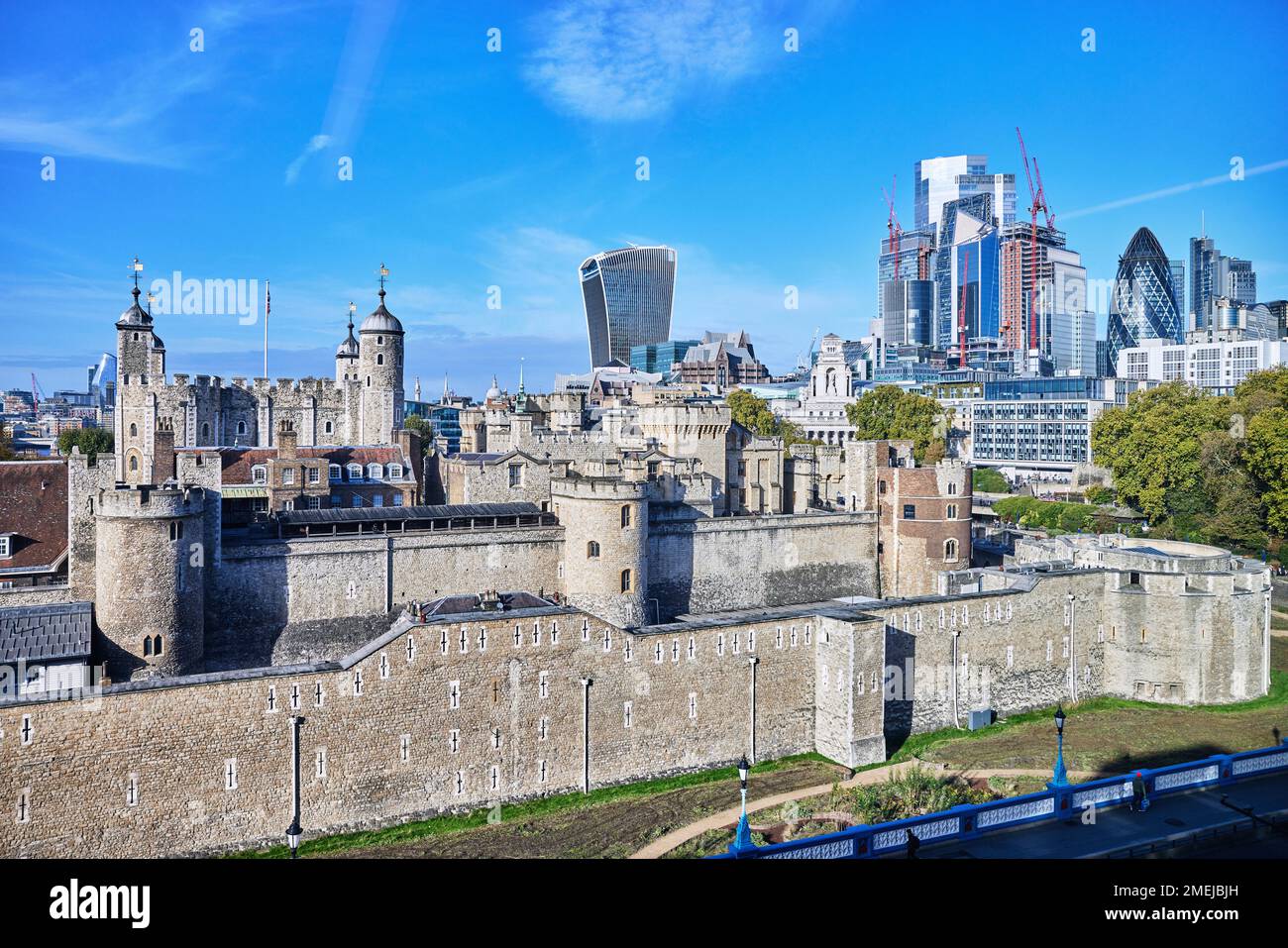 Torre di Londra, Londra, Regno Unito, vista elevata. Sfondo mostra la città di Londra (il quartiere finanziario) Foto Stock