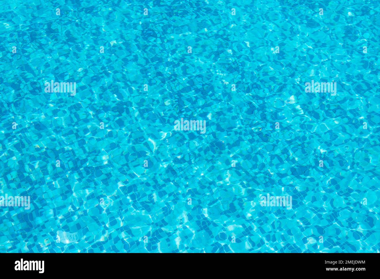 Sfondo e motivo ondulato texture di acqua limpida in piscina blu. Foto Stock