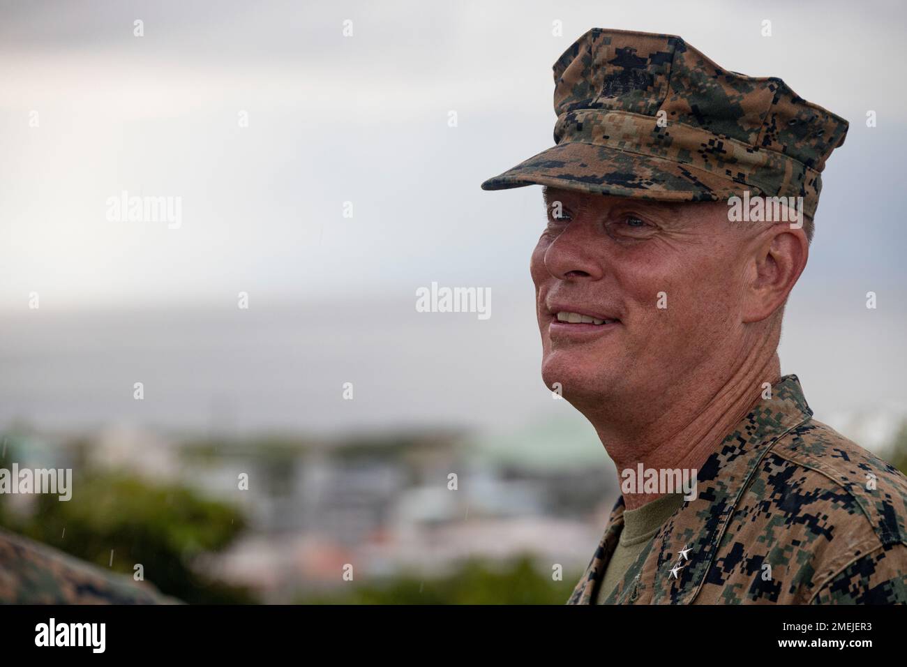 David Maxwell, il comandante generale di Marine Corps Installations Command, Tours Marine Corps Air Station Futenma, Okinawa, Giappone, 17 agosto 2022. Poco dopo il suo arrivo a Okinawa, Maxwell ha fatto un tour di MCAS Futenma per conoscere le operazioni aeree e le capacità nella regione del Pacifico. Durante il tour, il personale e il personale hanno informato Maxwell sul controllo del traffico aereo, sui sistemi di difesa aerea e sulla futura costruzione di caserme. Foto Stock