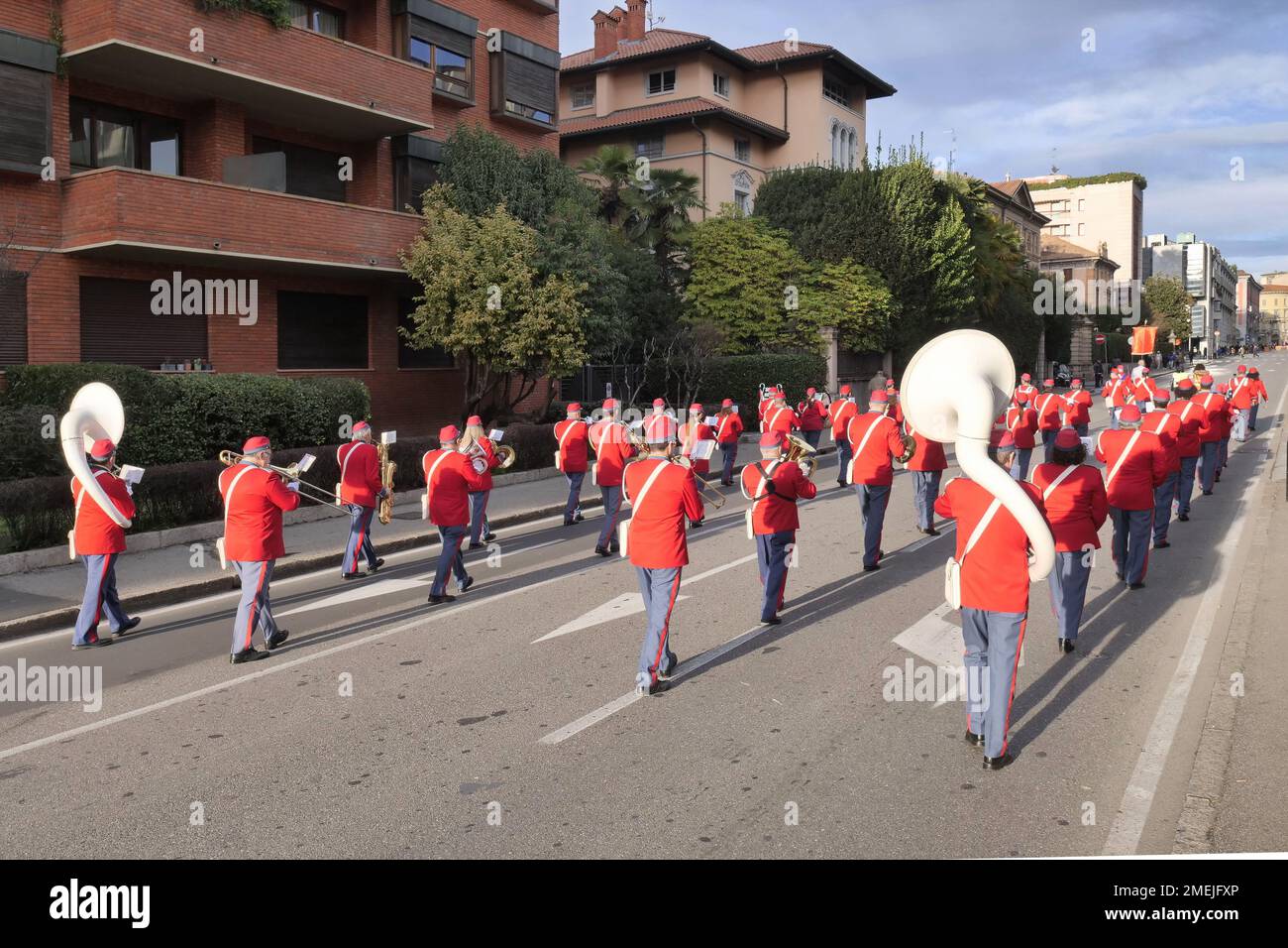 Fanfare 'Città dei Mille' suona e parata a Bergamo città per