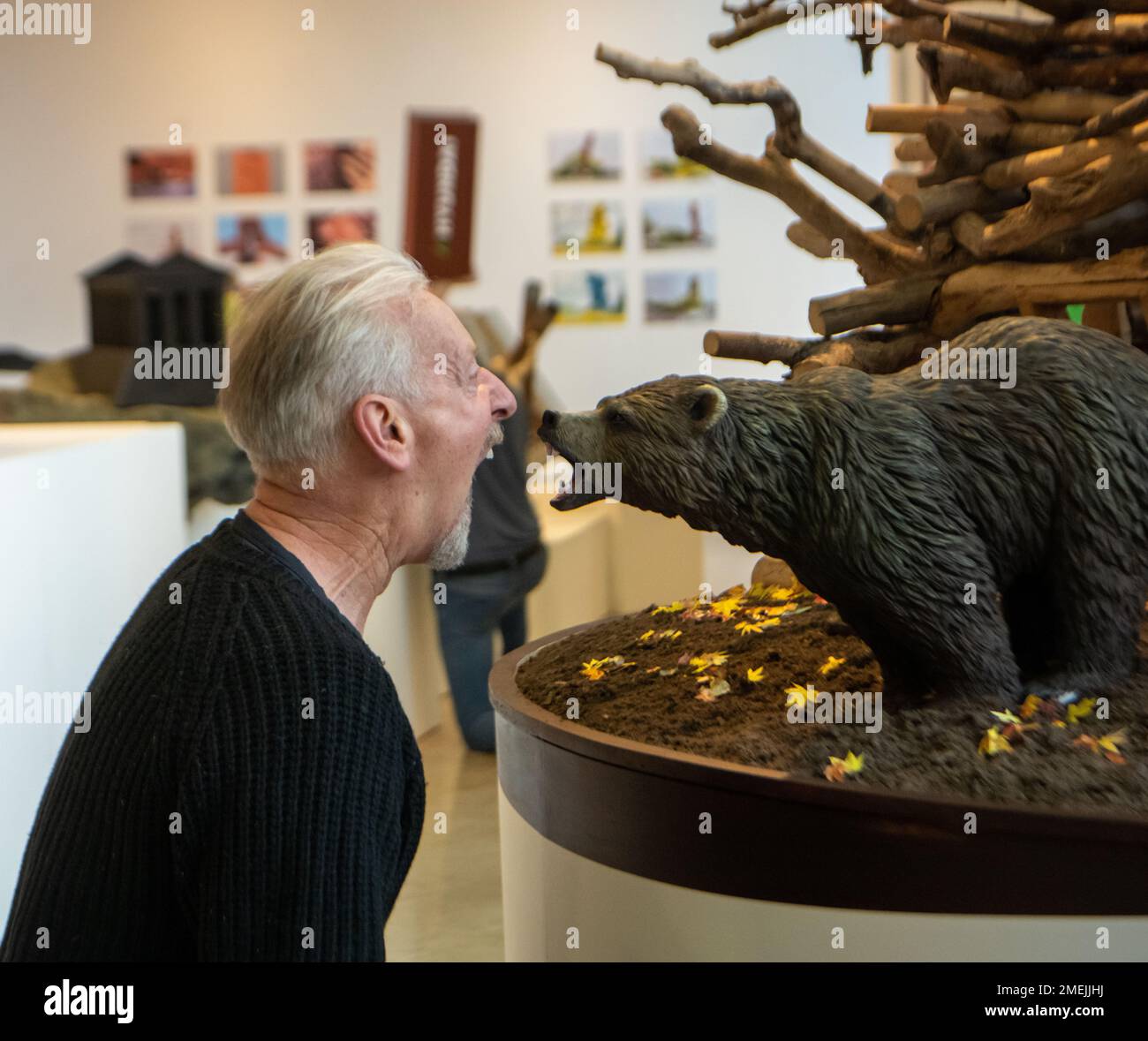 Londra, Regno Unito. 24th Jan, 2023. David Mach torna a Londra per mostrare pezzi monumentali nella sua mostra Heavy Metal, esposta con Pangolin London fino al 25th marzo 2023 questo è chiamato 'se si scende al bosco oggi' con l'artista Credit: Ian Davidson/Alamy Live News Foto Stock