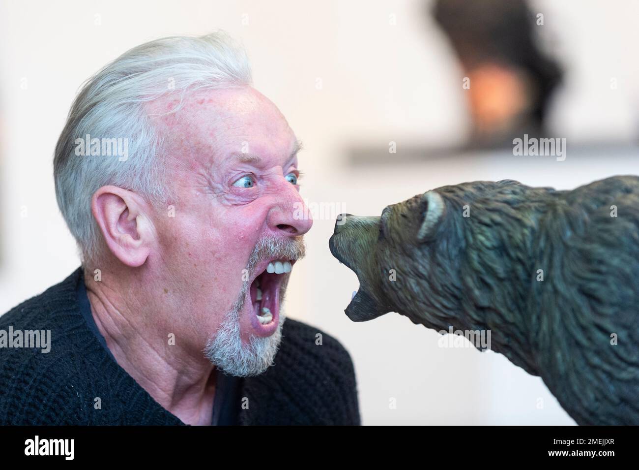 Londra, Regno Unito. 25 gennaio 2023. David Mach RA posa con una delle sue maquette 'If You Go Down to the Woods Today', 2022, in anteprima di ‘Heavy Metal’, la sua nuova mostra alla galleria Pangolin London a King’s Cross. Lo spettacolo si svolge fino al 25 marzo. Credit: Stephen Chung / Alamy Live News Foto Stock