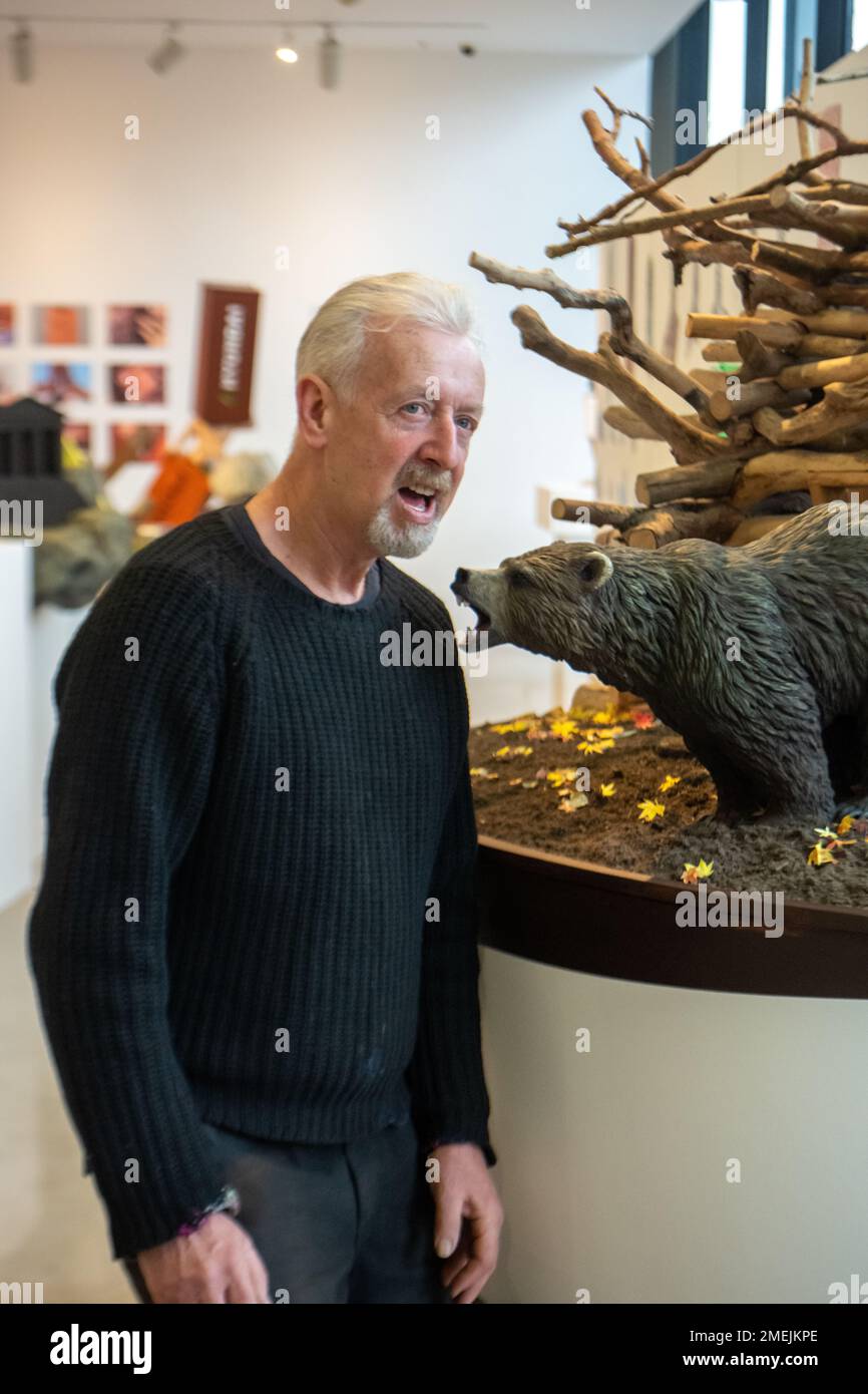 Londra, Regno Unito. 24th Jan, 2023. David Mach torna a Londra per mostrare pezzi monumentali nella sua mostra Heavy Metal, esposta con Pangolin London fino al 25th marzo 2023 questo pezzo è chiamato 'se si scende al bosco oggi con l'artista Credit: Ian Davidson/Alamy Live News Foto Stock
