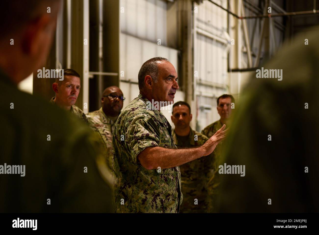 Charles Richard, comandante del comando strategico degli Stati Uniti, parla ai difensori, ai manutentori e agli operatori della Minot Air Force base, North Dakota, 17 agosto 2022. USSTRATCOM è un comando combattente che fornisce una forza strategica superiore per mantenere la forza continua della nostra nazione. Foto Stock