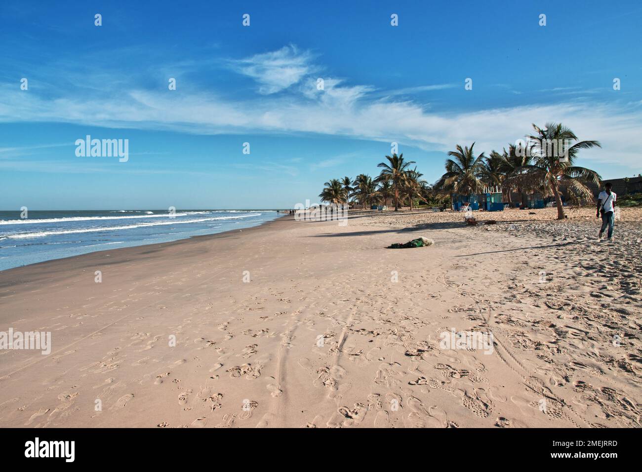 La spiaggia Oceano Atlantico nella zona di Serekunda, Gambia, Africa Occidentale Foto Stock