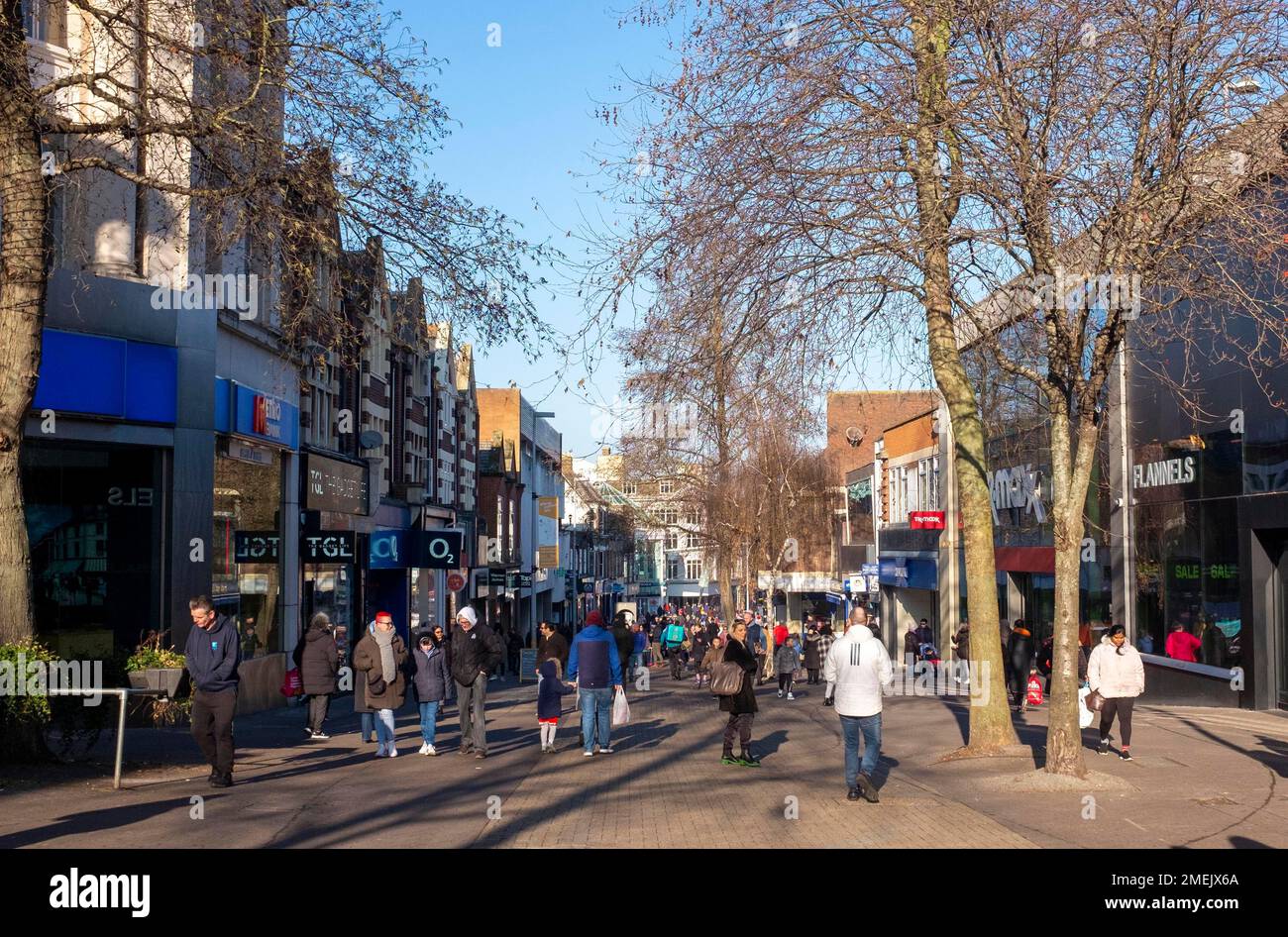 Sutton High Street shoppers and shops in the Town Centre , Surrey , Inghilterra UK - Foto Stock