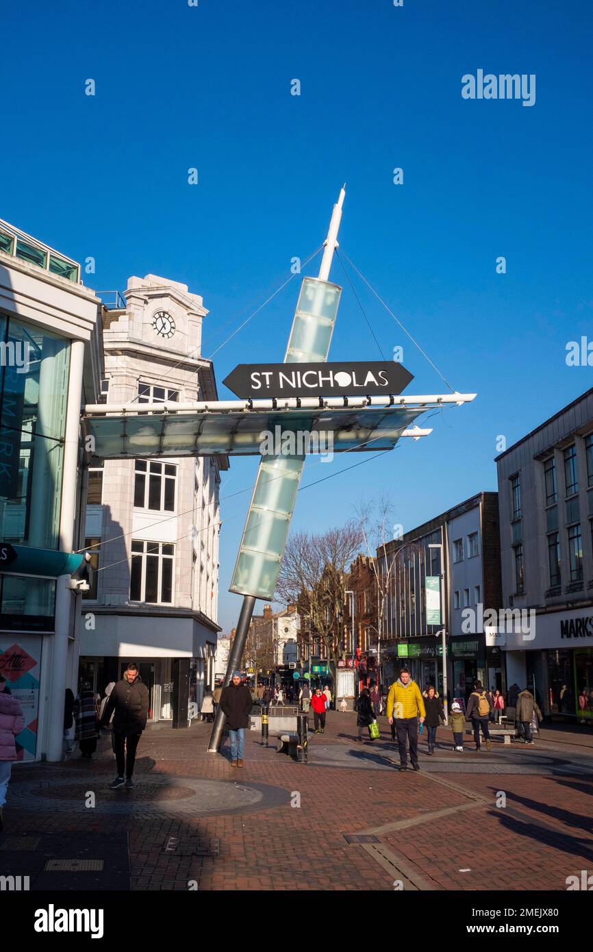 Gli amanti dello shopping camminano all'entrata del centro commerciale St Nicholas in Sutton High Street, Surrey, Inghilterra UK Foto Stock