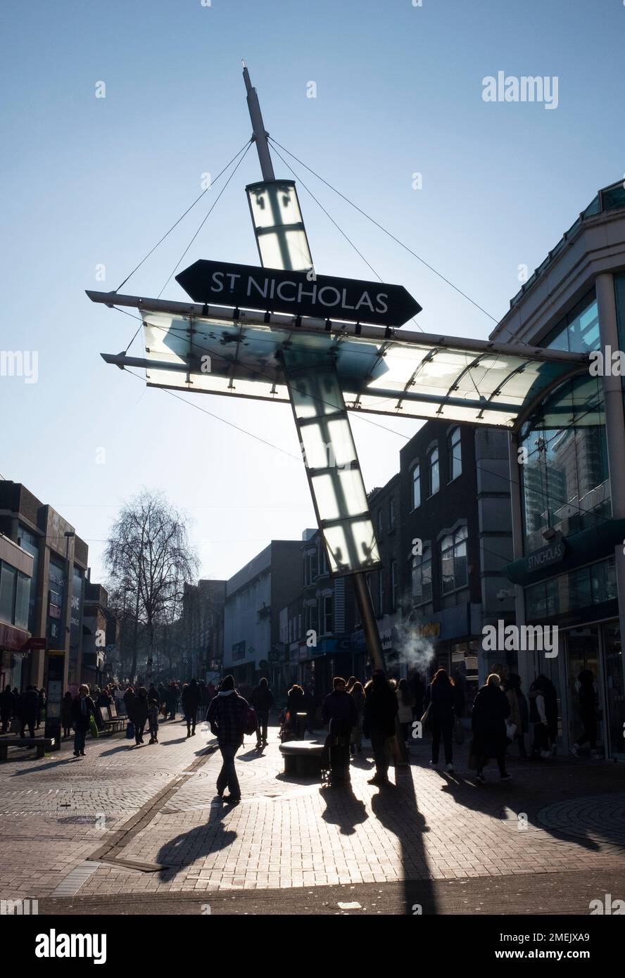 Gli amanti dello shopping camminano all'entrata del centro commerciale St Nicholas in Sutton High Street, Surrey, Inghilterra UK Foto Stock