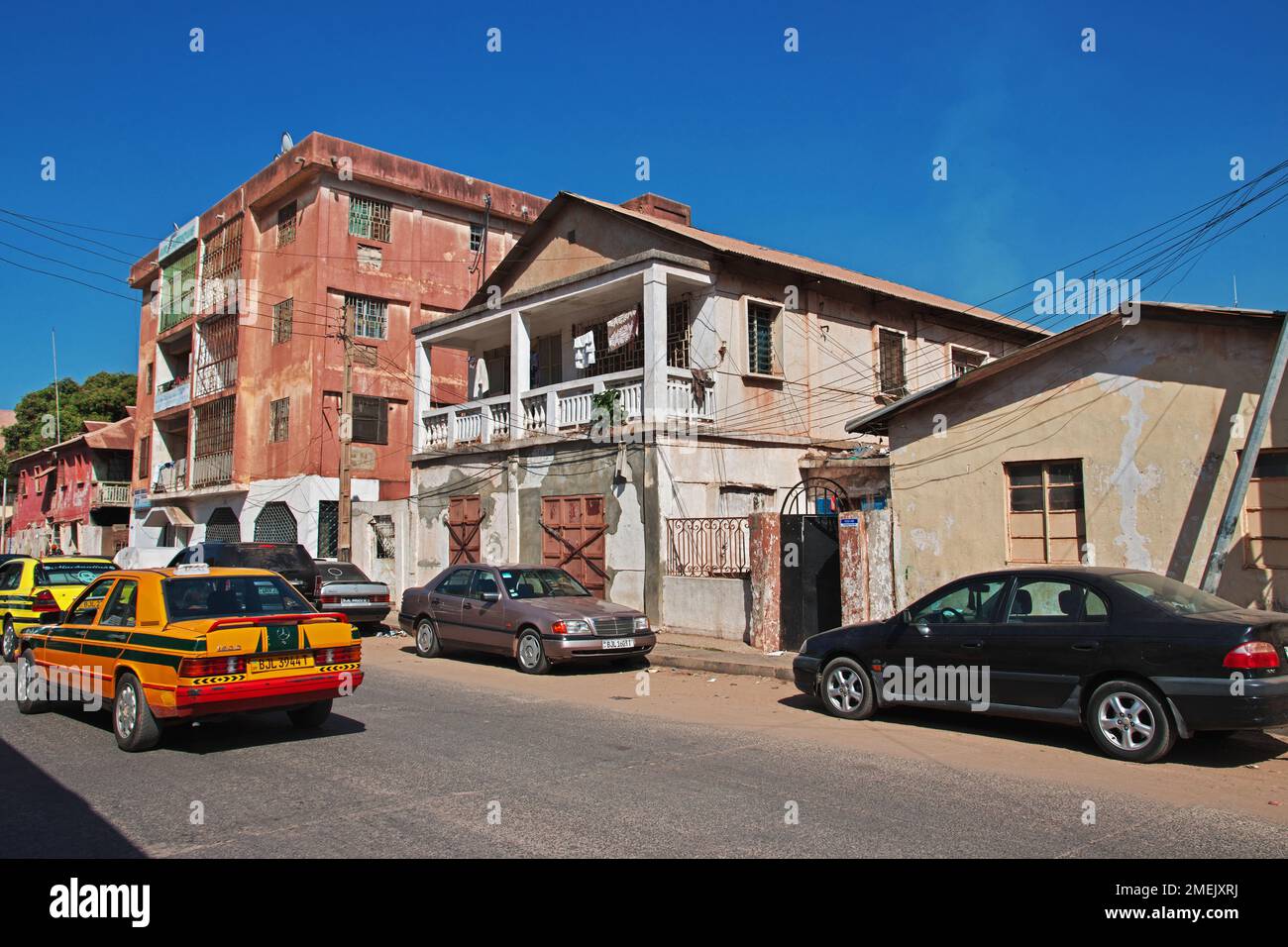 Balcone vintage di vecchia casa a Banjul, Gambia, Africa occidentale Foto Stock