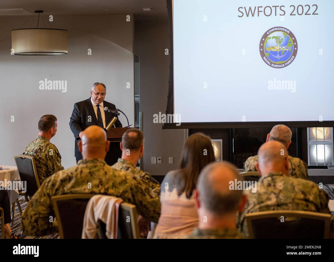 SAN DIEGO (17 agosto 2022) il Segretario della Marina, Carlos del Toro, si rivolge agli ufficiali di bandiera durante il Surface Warfare Flag Officer Training Symposium (SWFOTS). SWFOTS offre agli ufficiali di bandiera della comunità di superficie l’opportunità di discutere le esigenze attuali e future della Marina militare. Foto Stock