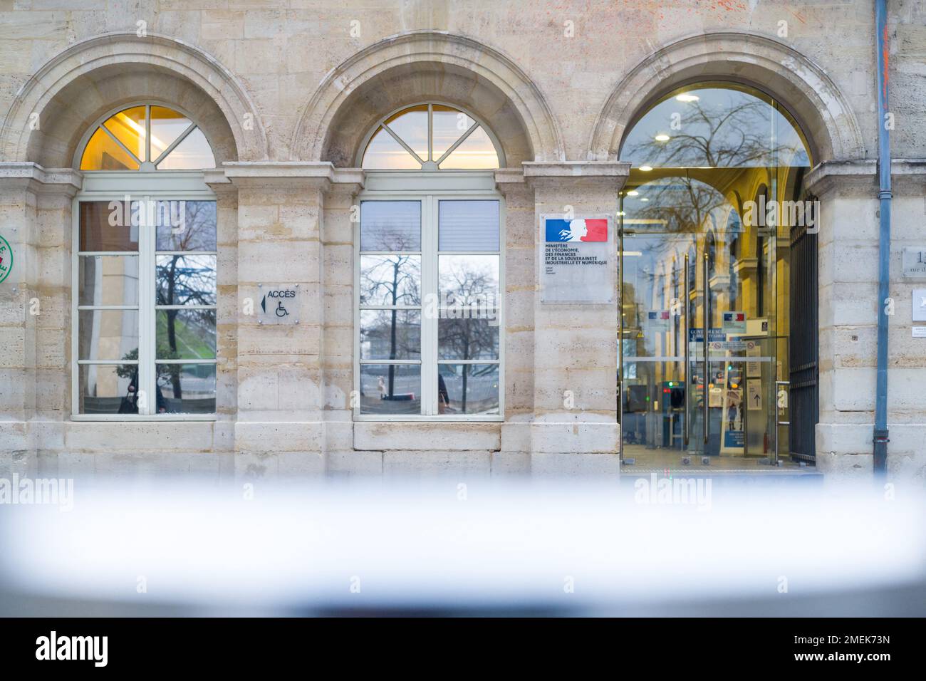 Una vista esterna dell'edificio del Ministero dell'Economia il 23 gennaio 2023 a Parigi, Francia. Migliaia di boulangerie francesi sono sull'orlo della chiusura dopo essere stati colpiti da una tempesta perfetta di costi in aumento, dalle uova e dalla farina alle bollette elettriche in aumento. Secondo Franceinfo, circa il 80 per cento delle boulangerie in Francia ha riferito che erano a rischio di fallimento a causa di aumenti drammatici dei costi energetici. Alcune panetterie hanno risposto lavorando di notte, per ridurre i costi, altre hanno ridotto i loro orari di apertura, e ancora alcuni hanno fatto ricorso alla chiusura del tutto. Foto di Patricia Huchot-B. Foto Stock