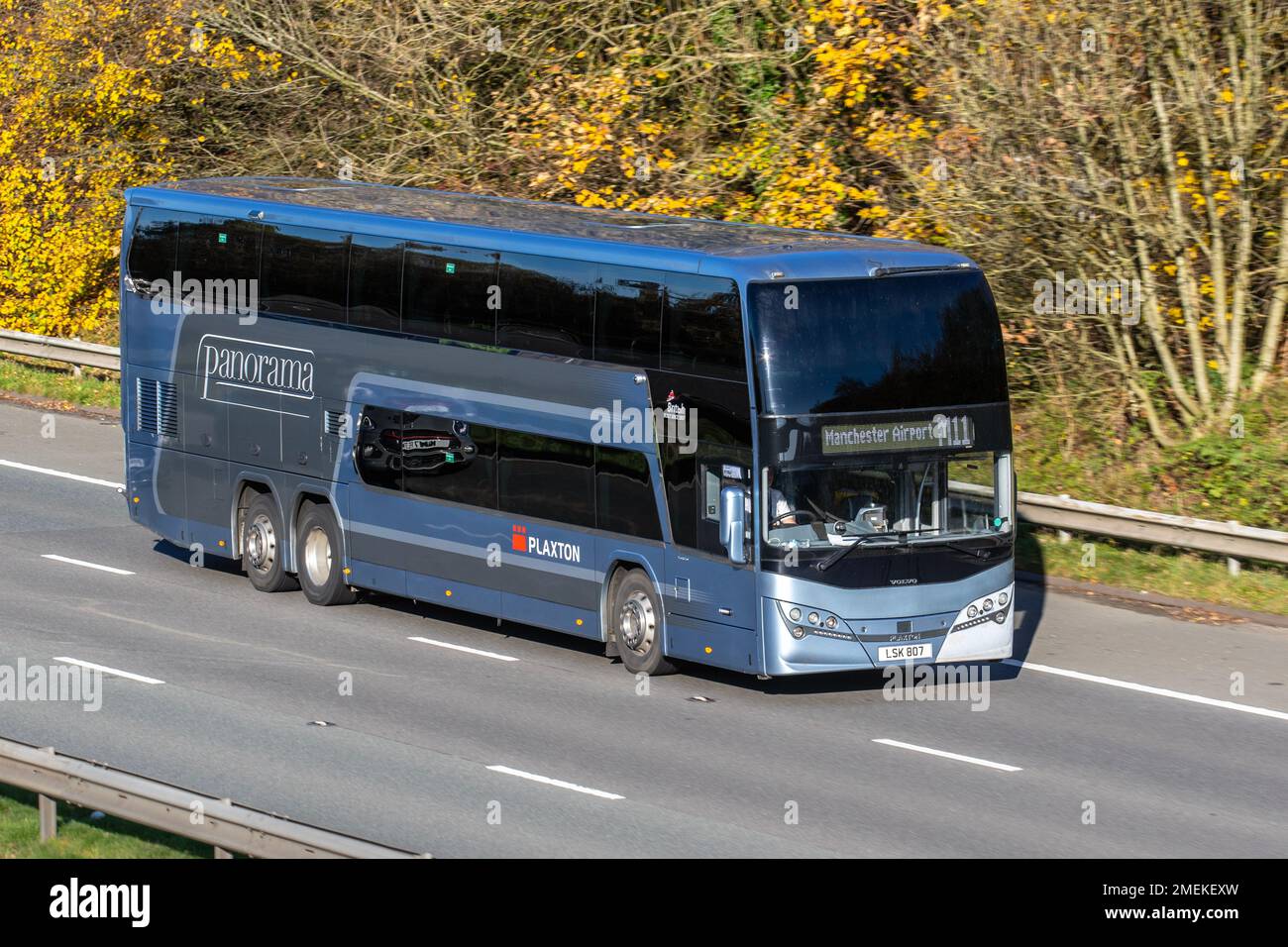 PLAXTON PANORAMA 2019 VOLVO B11R 10837 cc pullman PSV in rotta per l'aeroporto di Manchester; viaggiando sull'autostrada M61 UK Foto Stock