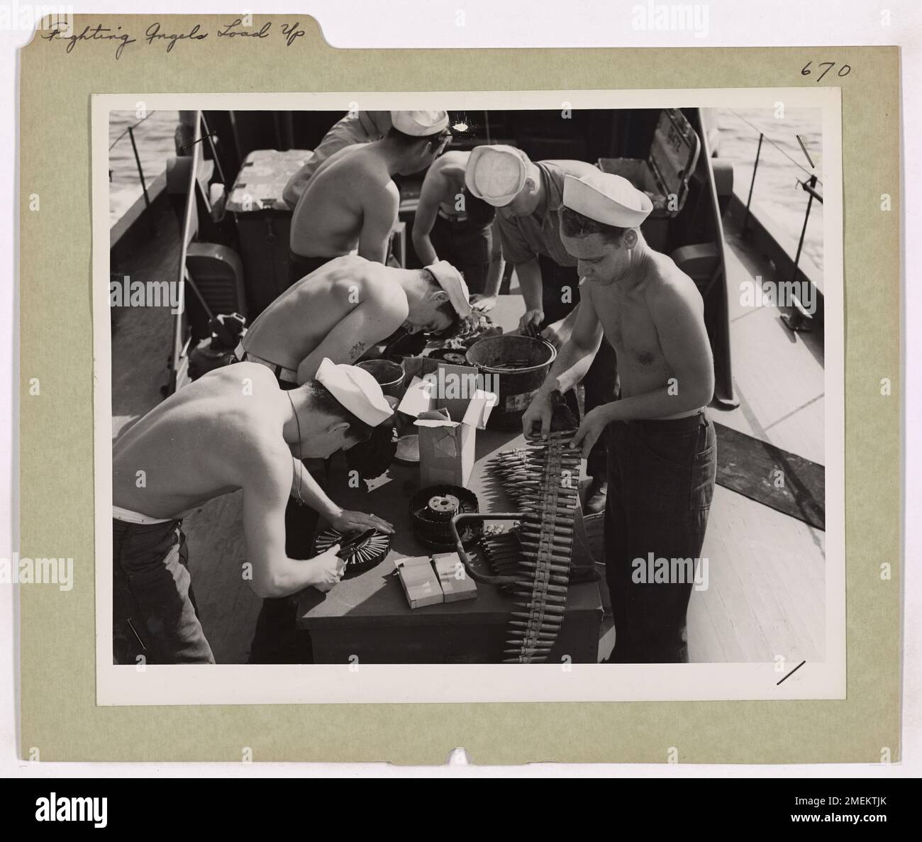 Le guardie costiere si preparano al combattimento caricando proiettili nei bandolieri. Questa immagine mette in evidenza la preparazione e la preparazione necessarie per il personale della Guardia Costiera impegnato in missioni di guerra. Foto Stock