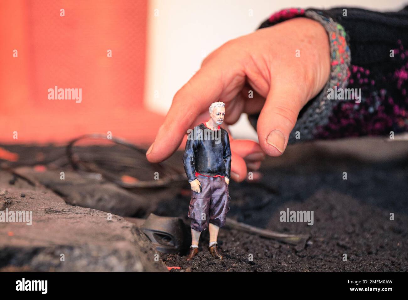 Londra, Regno Unito. 24th Jan, 2023. David Mach con una piccola figura di sé, apparso in ' l'infiltratore'. Lo scultore scozzese David Mach torna a Londra per esporre pezzi monumentali nella sua mostra Heavy Metal, esposta con Pangolin London fino al 25th marzo 2023. Credit: Imageplotter/Alamy Live News Foto Stock