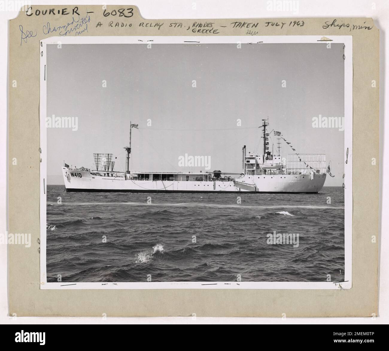 Questa immagine raffigura l'USCGC Courier (WTR-410), una stazione di trasmissione radio di stanza a Rodi, in Grecia. La nave giocò un ruolo vitale nel mantenere le linee di comunicazione per l'esercito statunitense nel Mediterraneo durante il suo periodo di servizio. Foto Stock