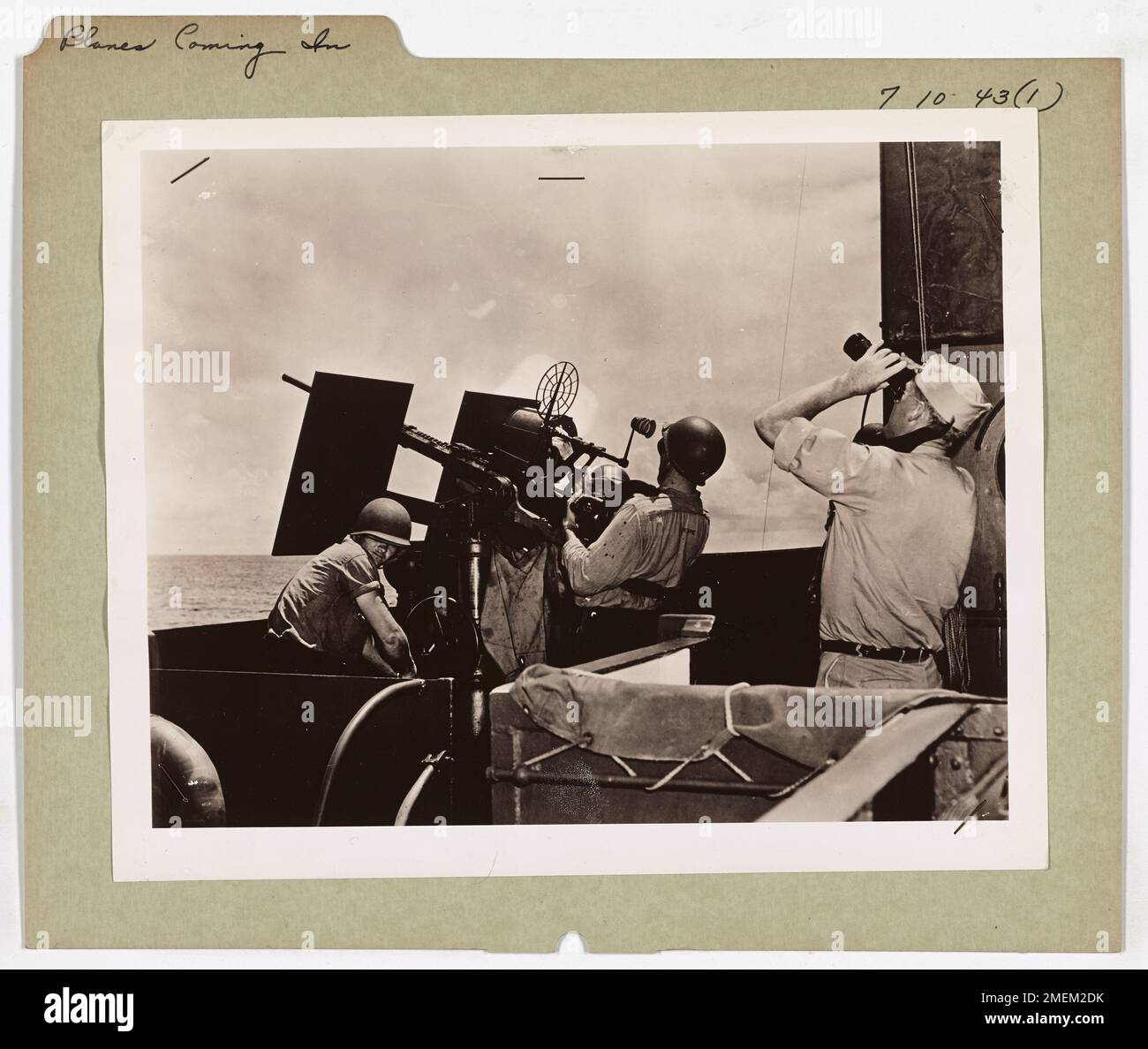 I cannonieri della Guardia Costiera degli Stati Uniti stanno allertando alle loro stazioni a bordo di un tagliaerba durante un'esercitazione. L'esercitazione preparerà l'equipaggio a potenziali minacce e garantirà la preparazione agli scenari di combattimento in mare. Foto Stock