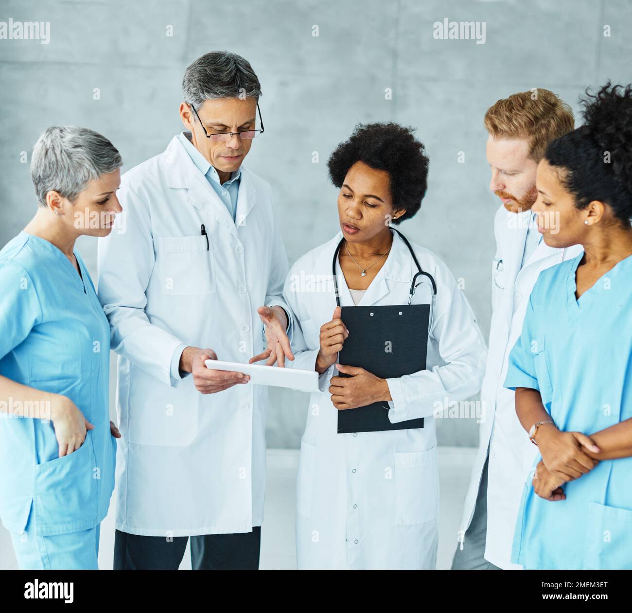 medico ospedale squadra documento medico salute medicina sanità riunione di squadra professionale ambulatorio corridoio Foto Stock