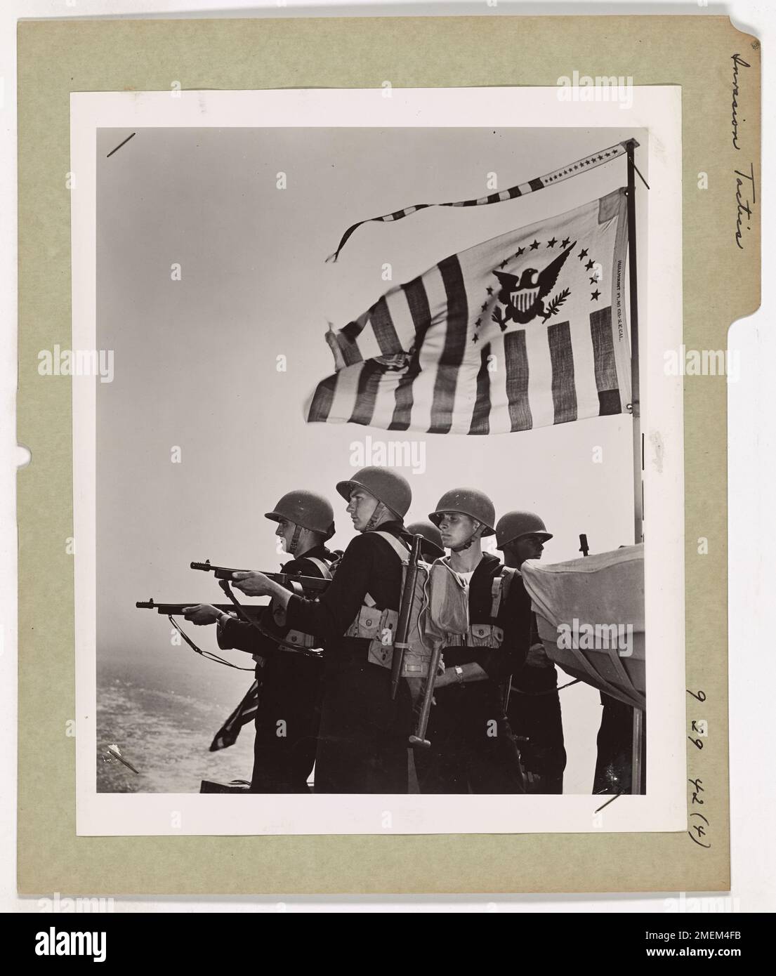 Le guardie costiere, indossando caschi d'acciaio, sono a bordo di una chiatta d'invasione nel Pacifico, preparate a sostenere lo sbarco dei Marines sulle Isole Salomone durante la seconda guerra mondiale Foto Stock