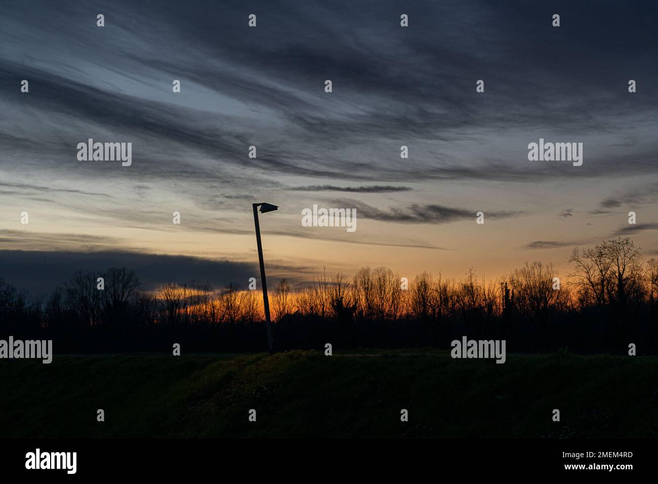 Il tramonto è un momento tranquillo e bello, mentre il sole si immerge sotto l'orizzonte e il cielo si illumina in uno spettro di colori. Foto Stock