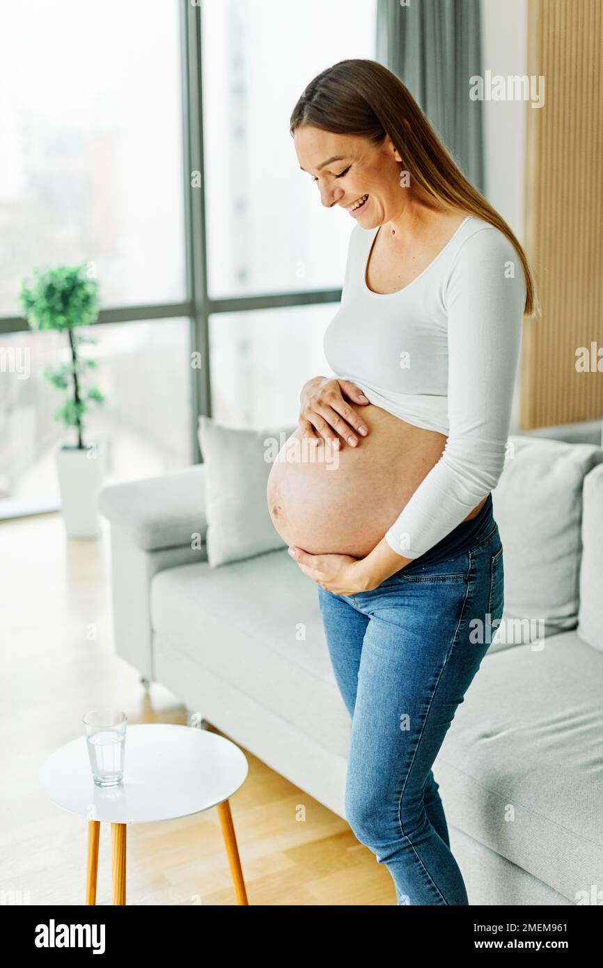 donna incinta ritratto madre femmina gravidanza pancia giovane bella maternità in posa addome felice ragazza in attesa di maternità felicità Foto Stock