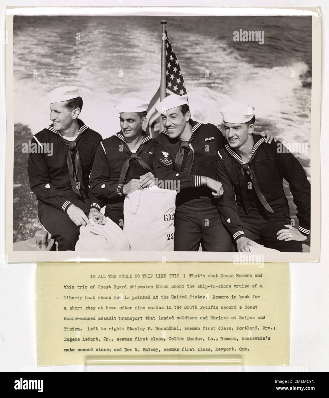 Cesar Romero e i suoi compagni della Guardia Costiera riflettono sulle loro esperienze mentre tornano a casa a bordo di una barca Liberty dopo nove mesi nel Pacifico meridionale. La prua della barca punta verso gli Stati Uniti dopo il loro servizio su un trasporto d'assalto con equipaggio della Guardia Costiera. Foto Stock