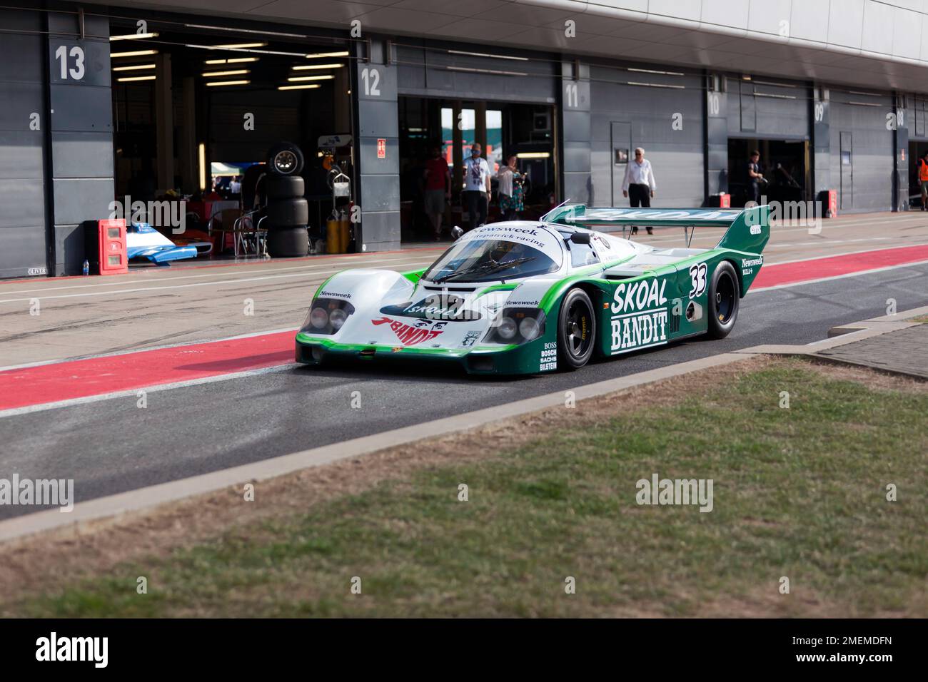 Vista del a1984, Porsche 956 nella livrea di Skoal Bandit, in una dimostrazione in pista, festeggiando i 40 anni del Gruppo C, al Silverstone Classic 2022 Foto Stock