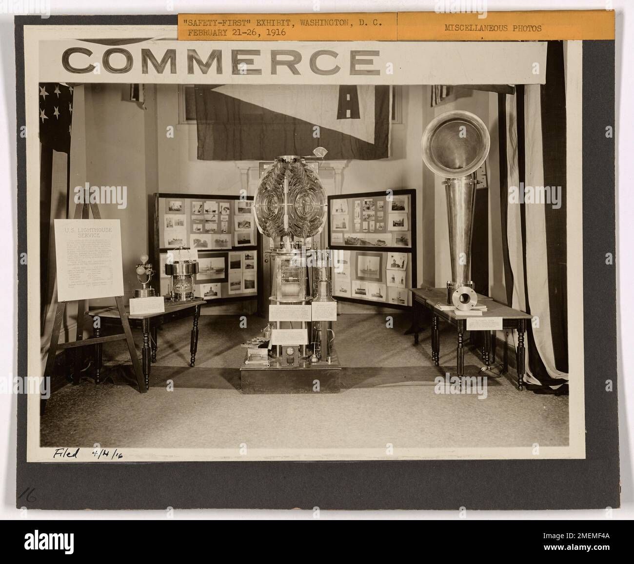 Questa immagine raffigura la mostra "Safety First" del servizio dei fari degli Stati Uniti tenutasi a Washington, D.C., dal 21 al 26 febbraio 1916. La mostra si è concentrata sulla sicurezza marittima, mostrando gli sforzi compiuti per migliorare le misure di sicurezza per i marinai e le navi in tutta la nazione. Foto Stock