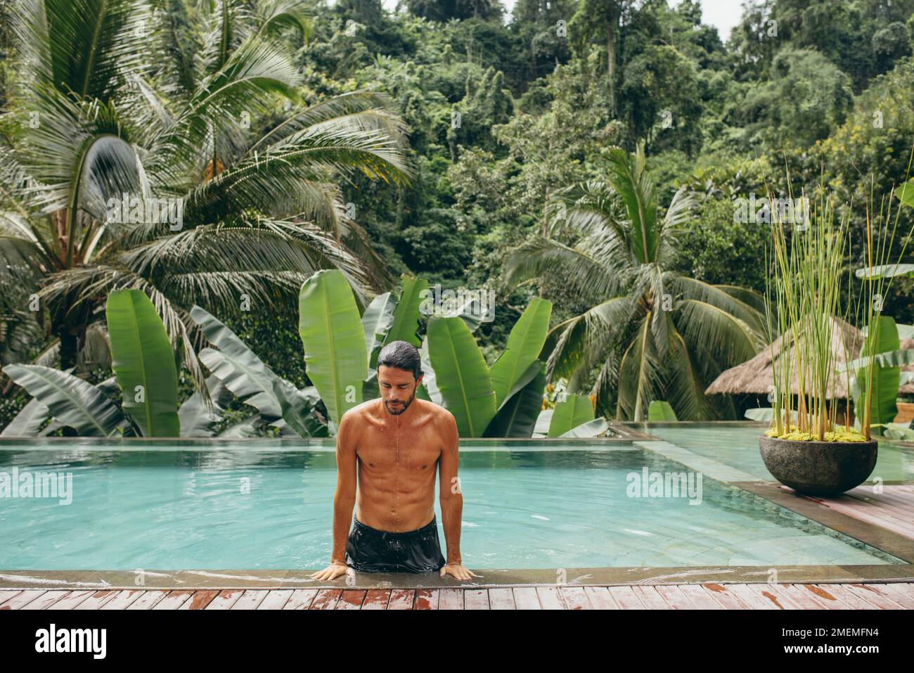 Ritratto di bel giovane che esce dalla piscina. Foto Stock