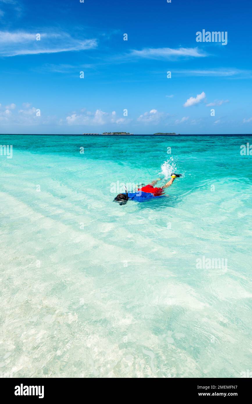 Uomo snorkeling nell'Oceano Indiano, Baa Atoll, Maldive Foto Stock