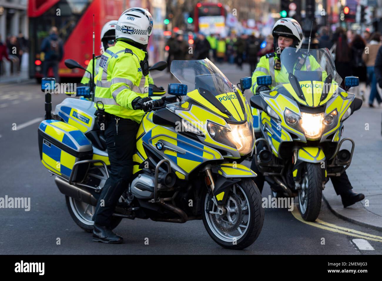 I motociclisti della polizia metropolitana a Londra preparano un blocco stradale per un rally di protesta. Motociclisti della polizia su motociclette BMW Foto Stock