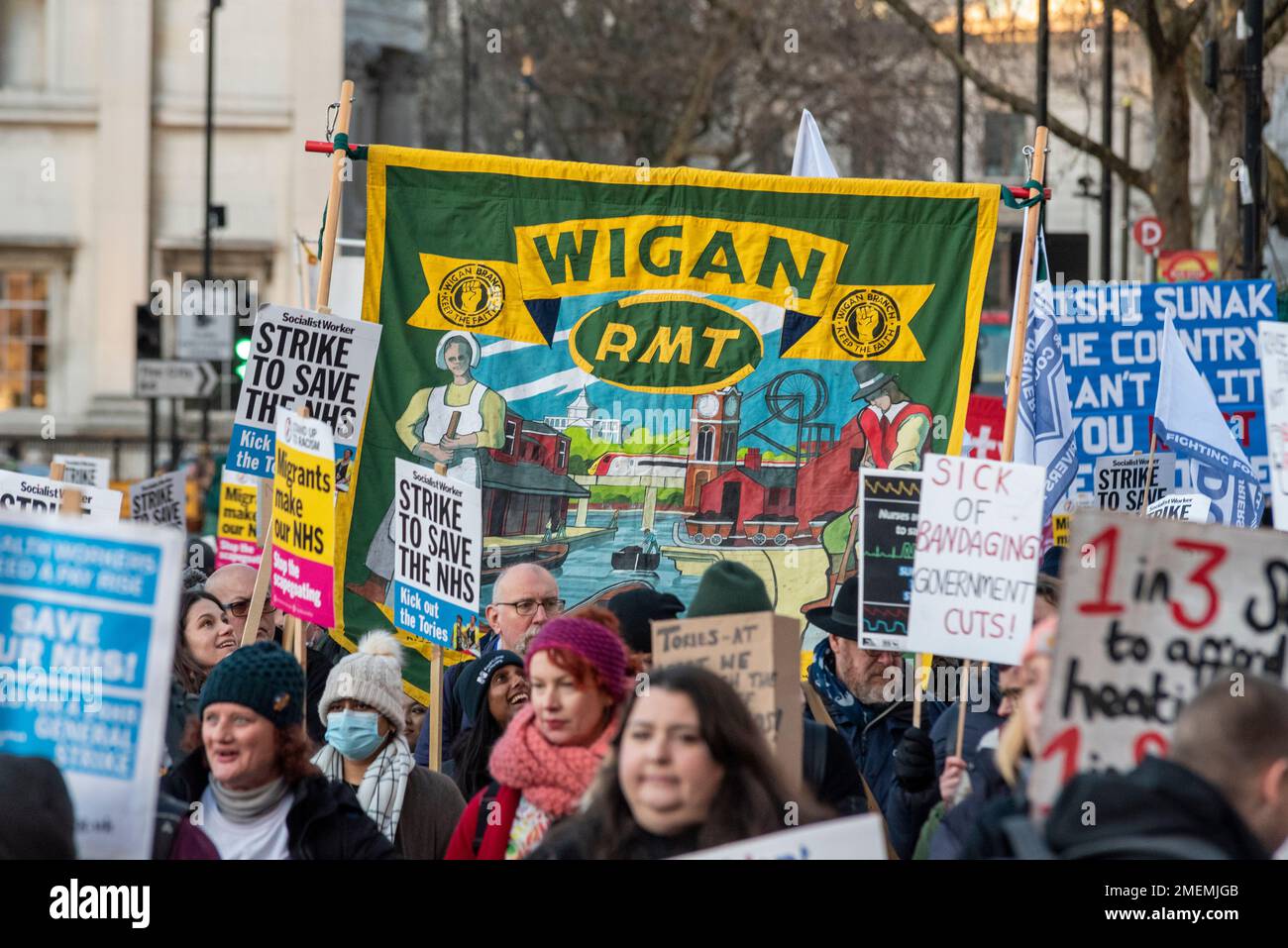 Wigan RMT banner con i manifestanti che marciano attraverso Londra chiedendo un aumento della retribuzione per gli infermieri e miglioramenti nelle condizioni. Raccordi a percussione Foto Stock