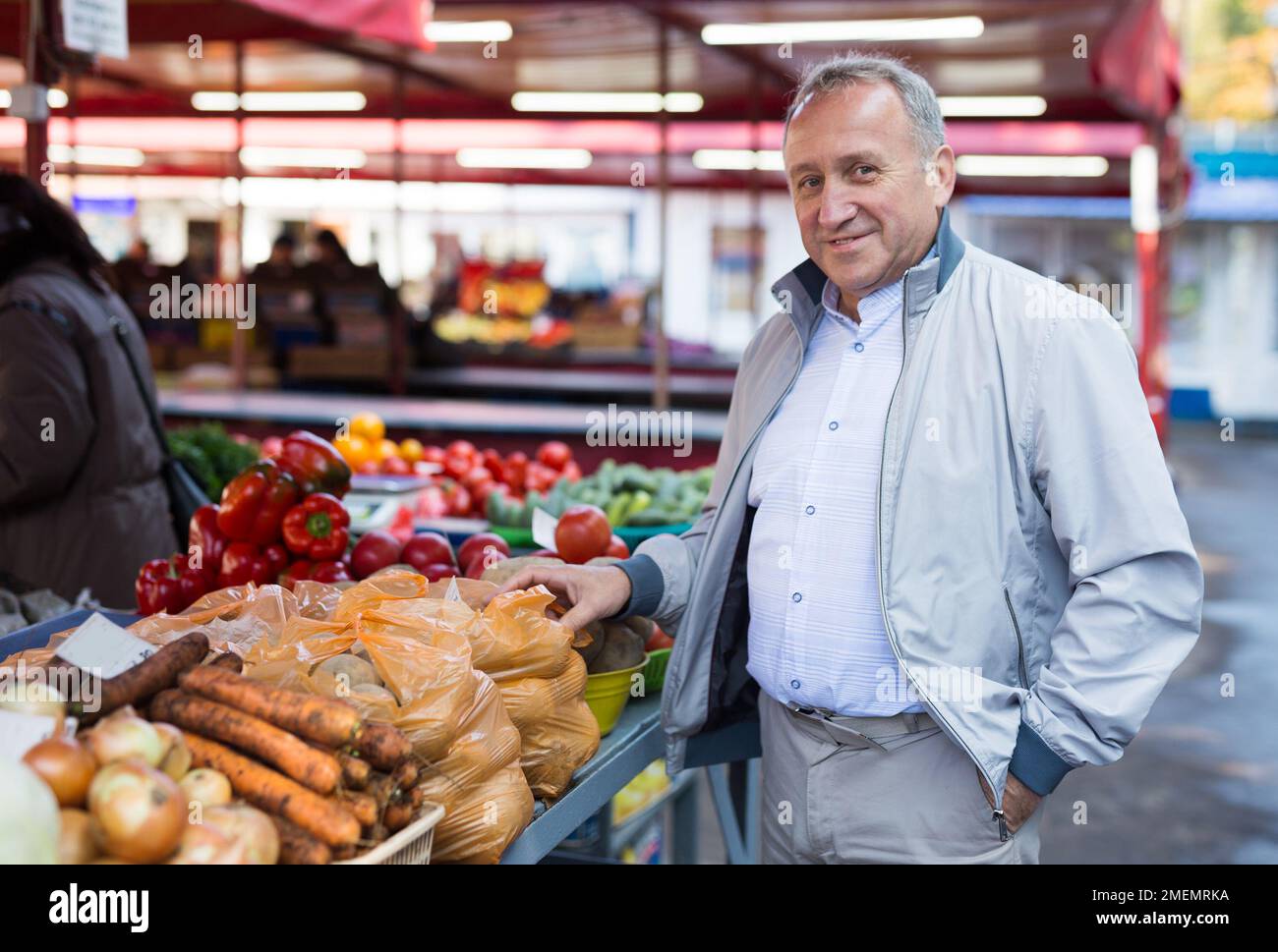 Uomo di mezza età che acquista verdure Foto Stock