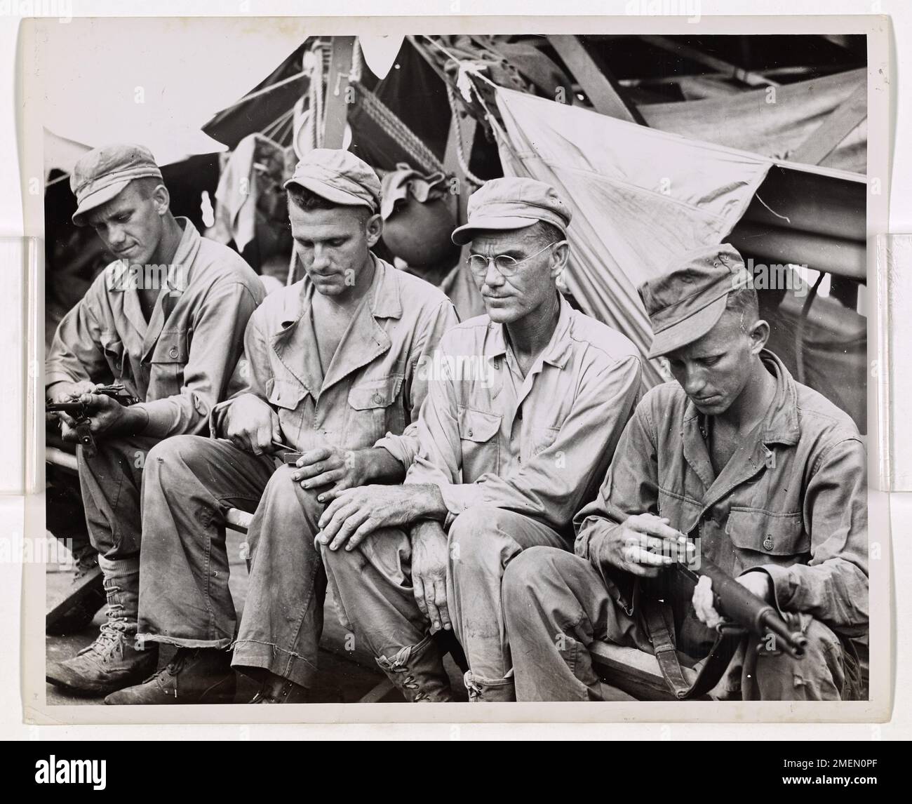 Appena un affare della famiglia-- questa guerra del Pacifico. Papà andò avanti, quando i tre Vanskike andarono in guerra. Ora aboart la stessa LST con equipaggio della Guardia Costiera, Sergt dell'Esercito. CA Vanskike (terzo da sinistra) e i suoi tre figli, tutti i privati dell'esercito di prima classe, sono lì a pitching insieme-- pitching caldo piombo al jAPS. Questa famiglia combattuta di Galviston, Texas, è veterani di 27 mesi di lavoro all'estero durante i quali hanno partecipato alle invasioni della Nuova Guinea e alla recente liberazione nelle Filippine. I figli sono, da sinistra a destra, Louis E., Archie R., e Clarence E. Foto Stock