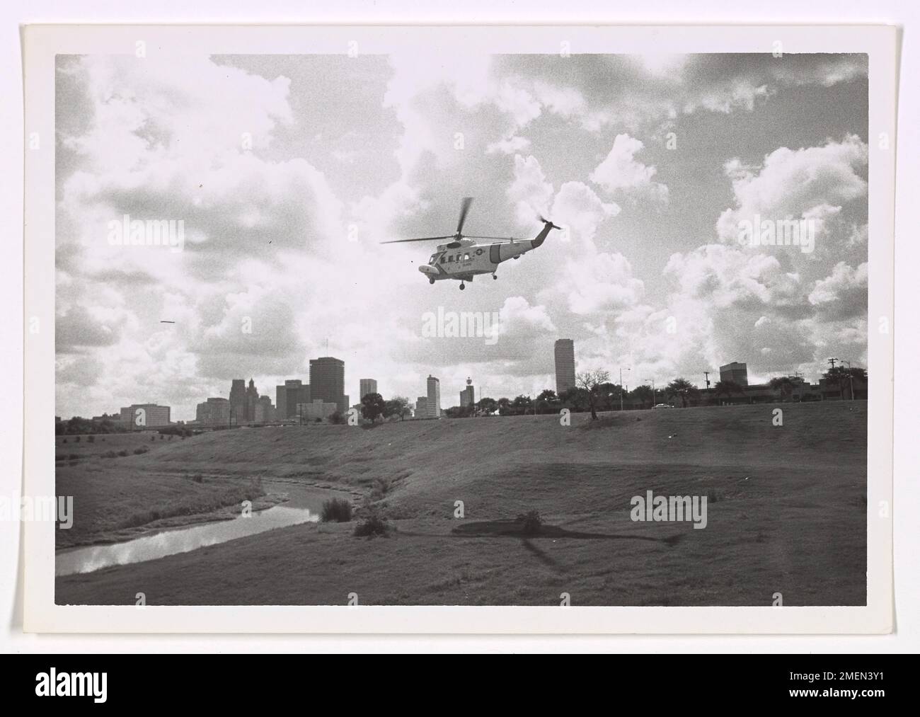 Un elicottero della Guardia Costiera fornisce assistenza vitale durante l'epidemia di encefalite di Houston. L'elicottero svolge un ruolo cruciale nell'evacuazione medica e nella fornitura di forniture, sostenendo gli sforzi per combattere l'epidemia e proteggere la salute pubblica durante una crisi sanitaria pubblica. Foto Stock