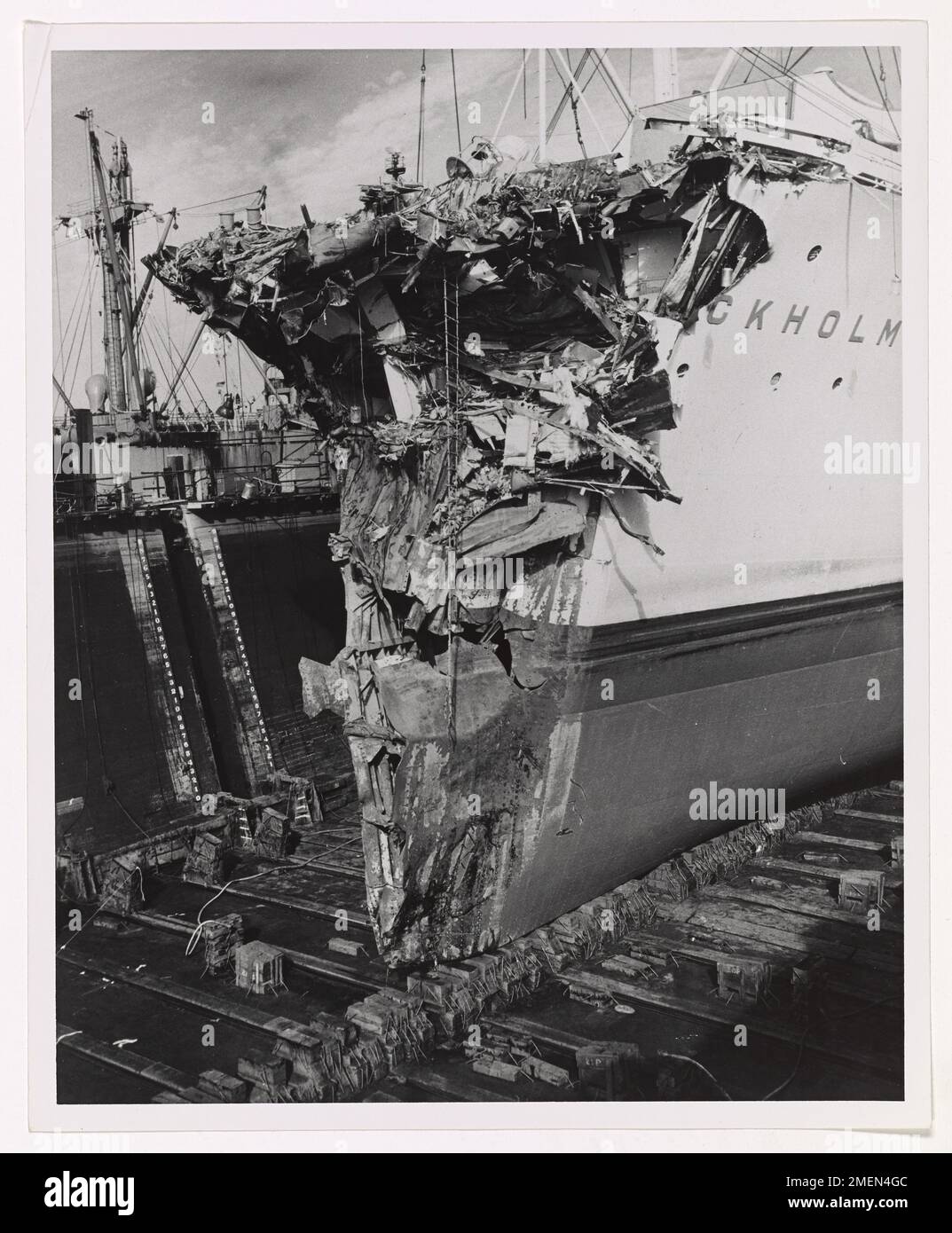 SS Stockholm a Drydock al Molo 97, New York, dopo la collisione con Andrea Doria. [Uno di nove] 9 foto copiate per Merchant Marine Technical prese in prestito da MMT da file del Comitato per la pesca marina mercantile (Foto scattate da A. Miller di Bethlehem Steel Corp.). Foto Stock